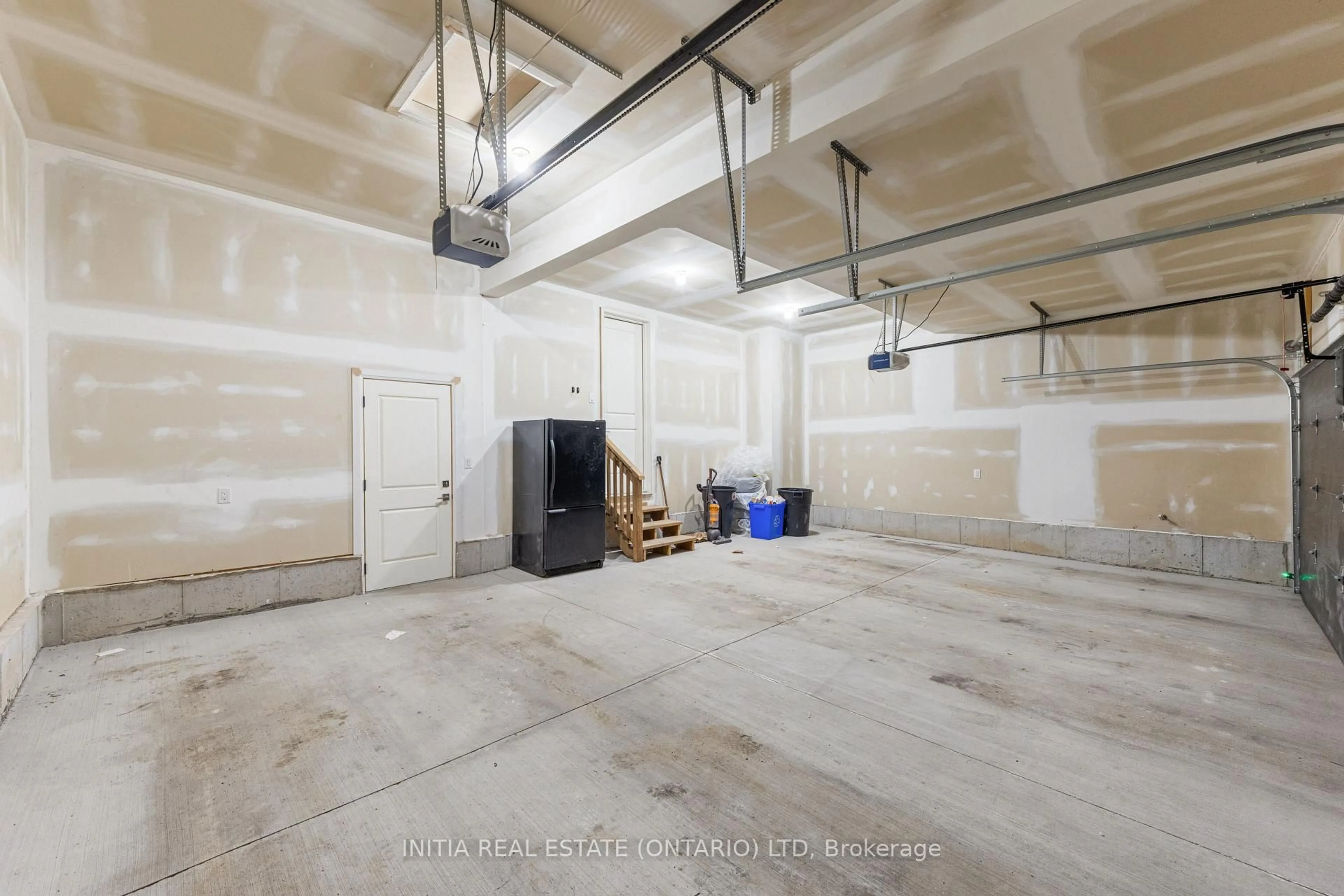 Indoor garage for 608 Sweetbay Cres, Sarnia Ontario N7S 0A8