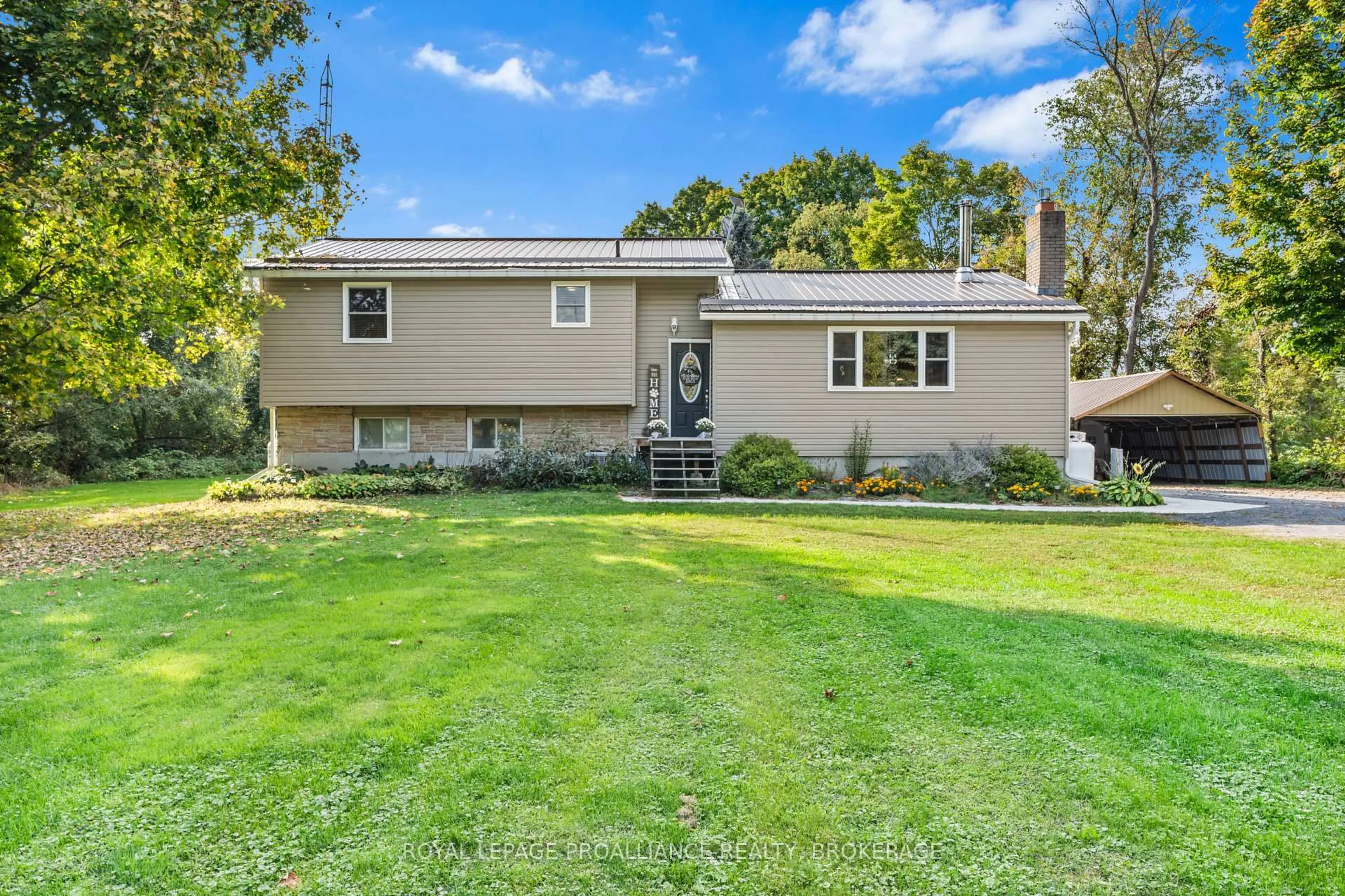 Home with vinyl exterior material, unknown for 5193 Wilmer Rd, Perth Road Ontario K0H 2L0