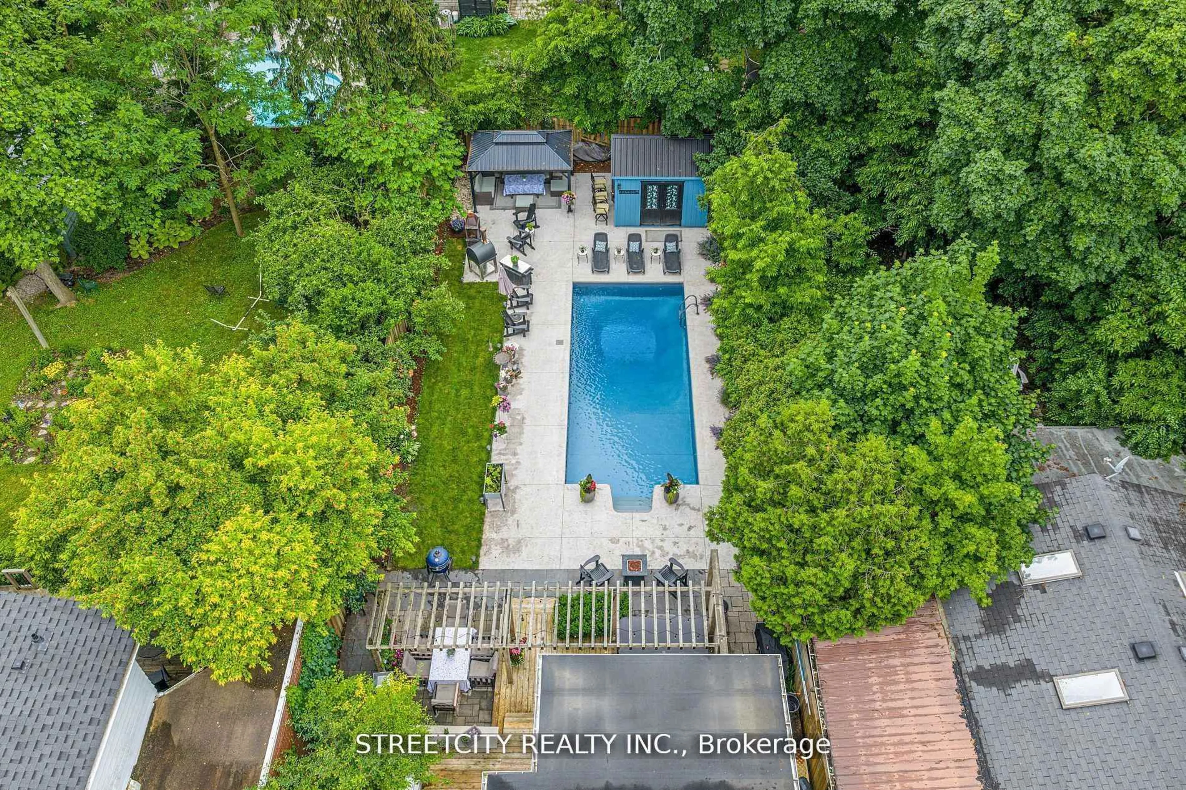 A pic from outside/outdoor area/front of a property/back of a property/a pic from drone, unknown for 931 Waterloo St, London East Ontario N6A 3X2
