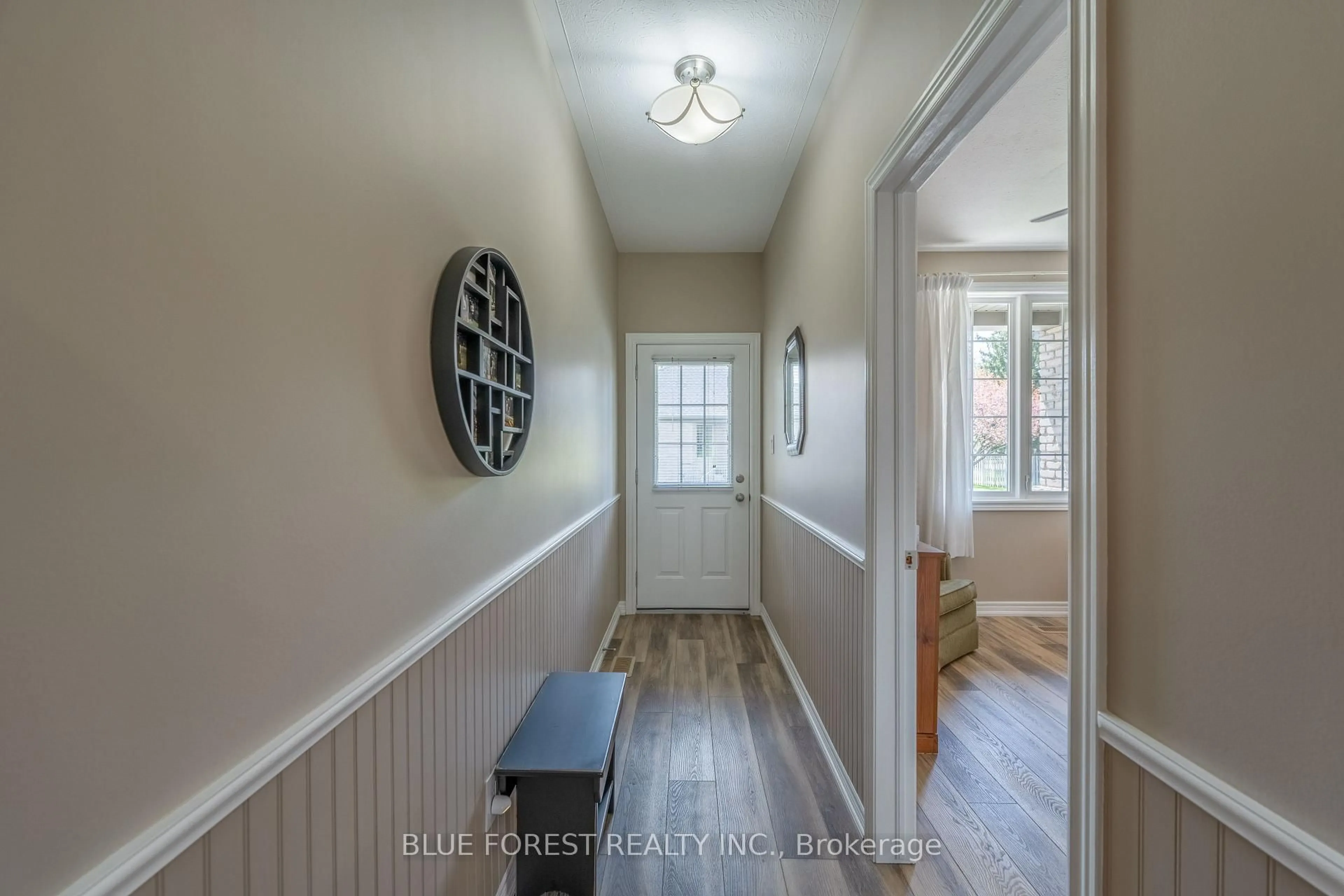 Indoor entryway for 948 Colborne St #2, Brantford Ontario N3S 3T4