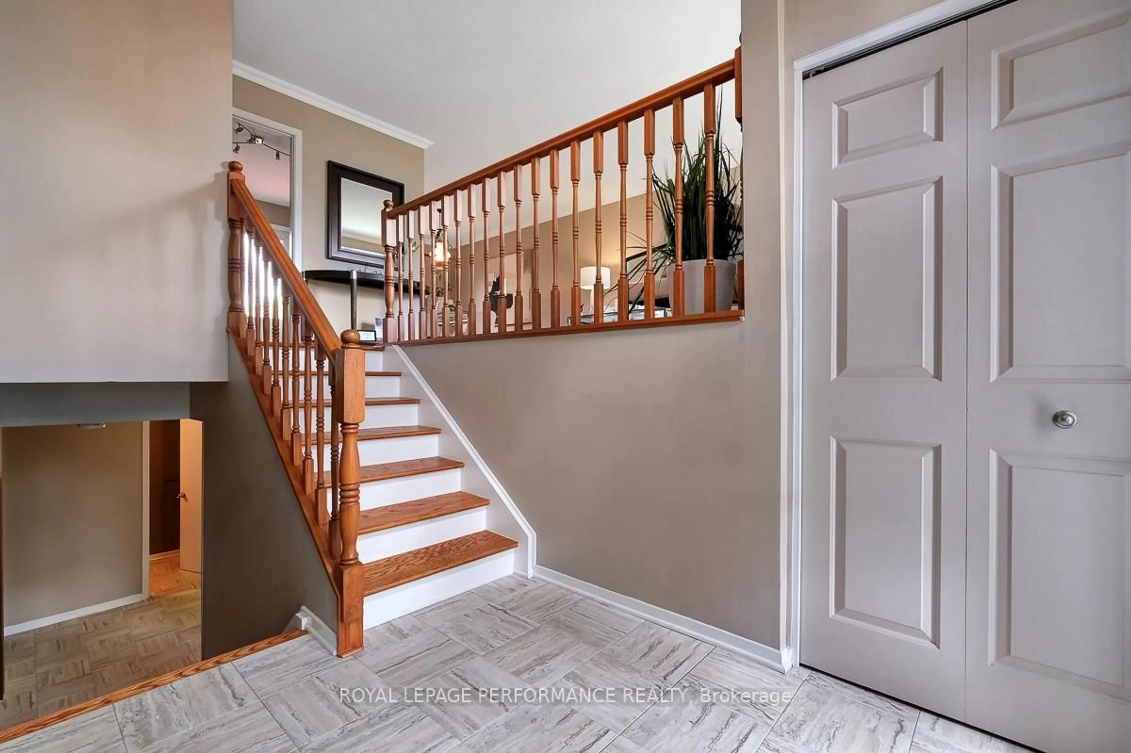 Indoor entryway for 13 Mcmurdo Crt, Ottawa Ontario K2E 5V8