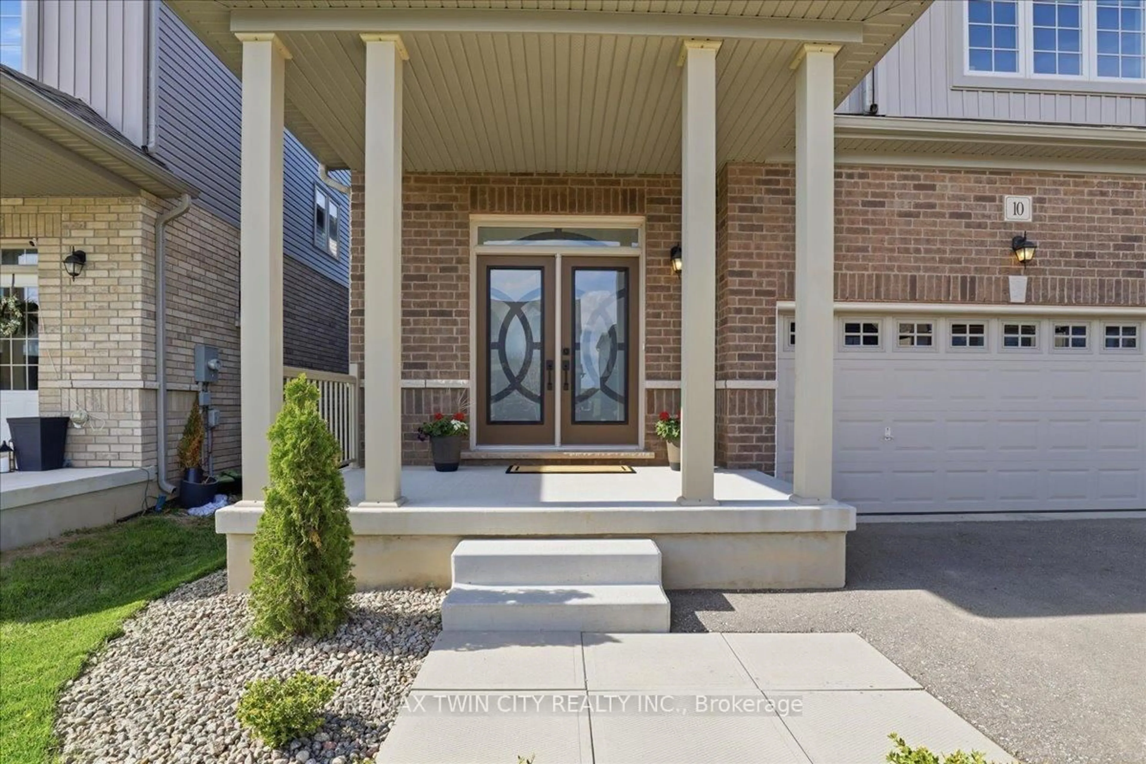 Indoor entryway for 10 Gourlay Farm Lane, North Dumfries Ontario N0B 1E0