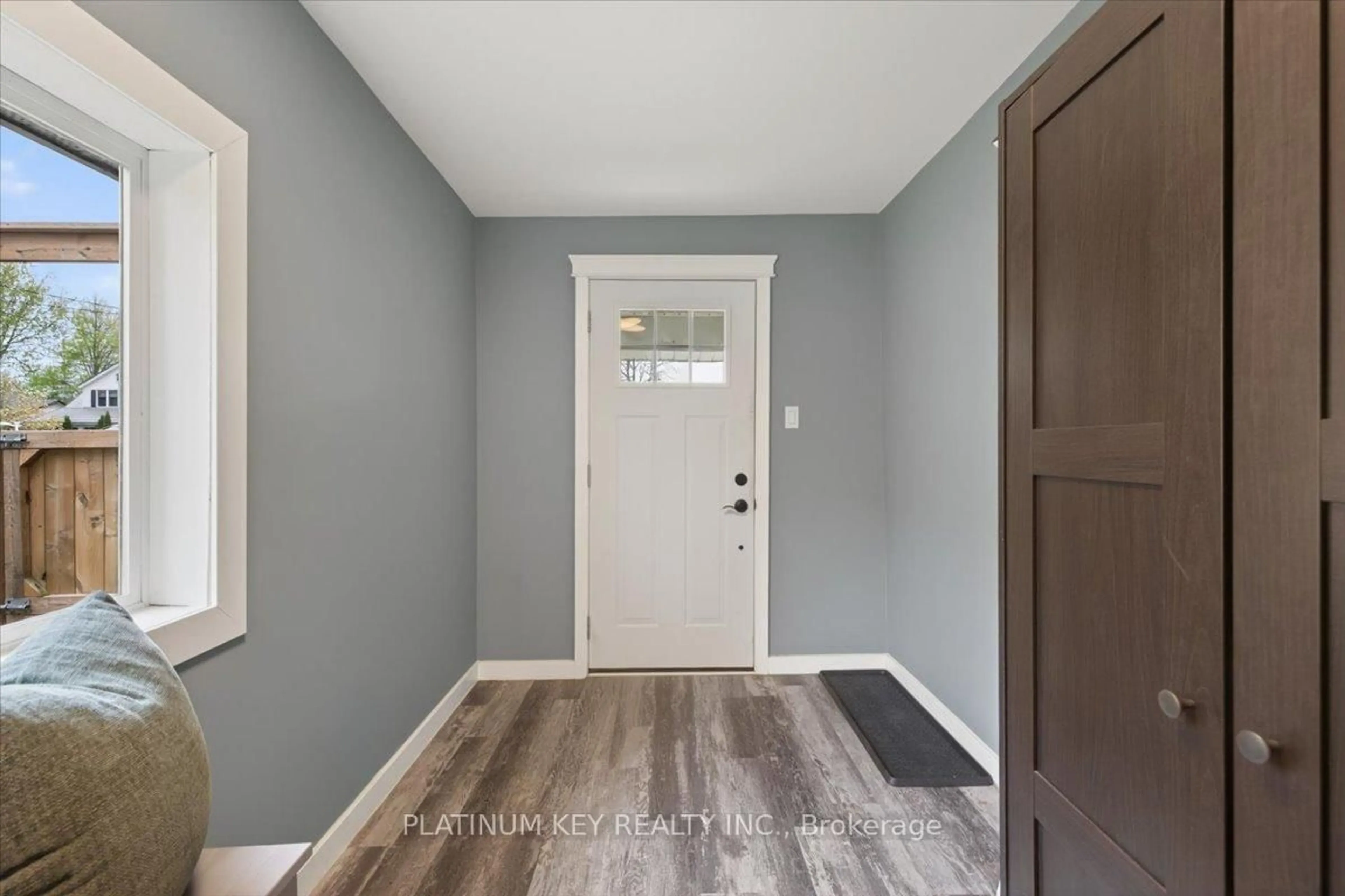 Indoor entryway for 175 Nancy St, Dutton/Dunwich Ontario N0L 1J0