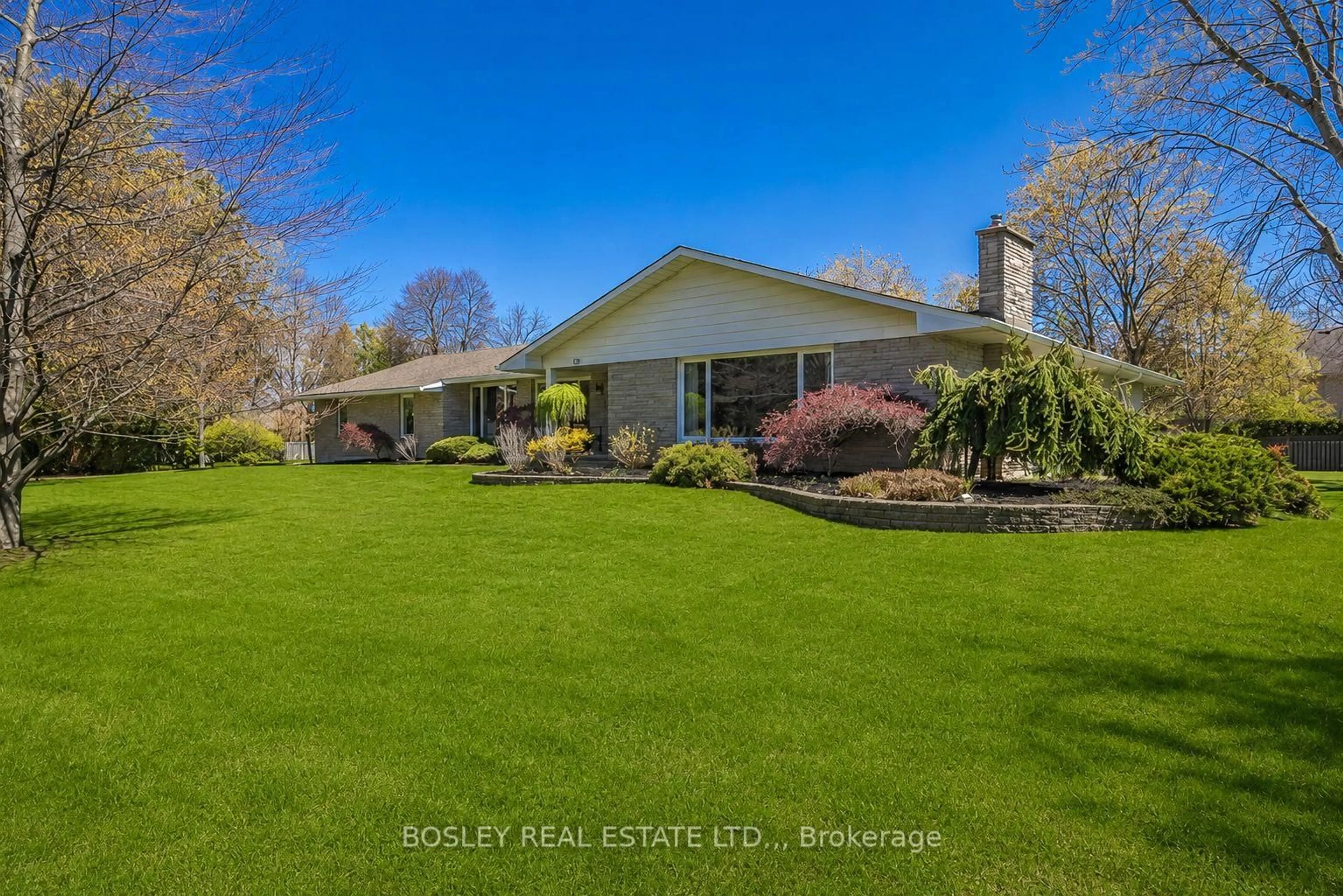 A pic from outside/outdoor area/front of a property/back of a property/a pic from drone, water/lake/river/ocean view for 720 Lake St, St. Catharines Ontario L2N 4J5