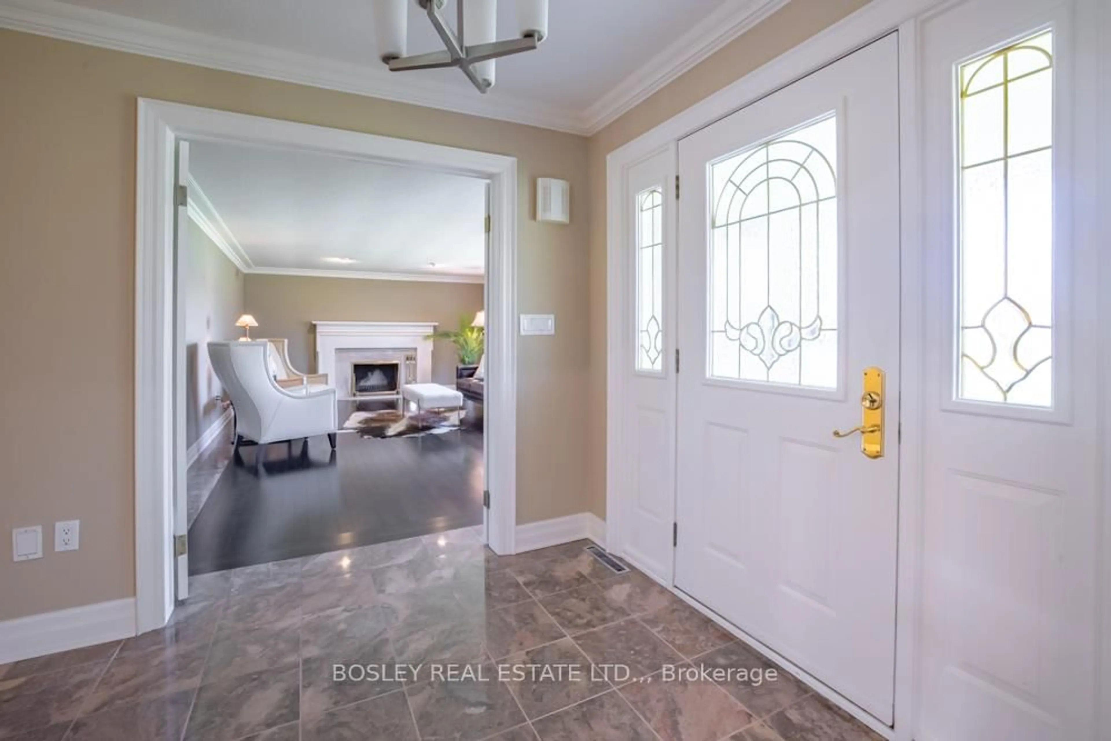 Indoor entryway for 720 Lake St, St. Catharines Ontario L2N 4J5