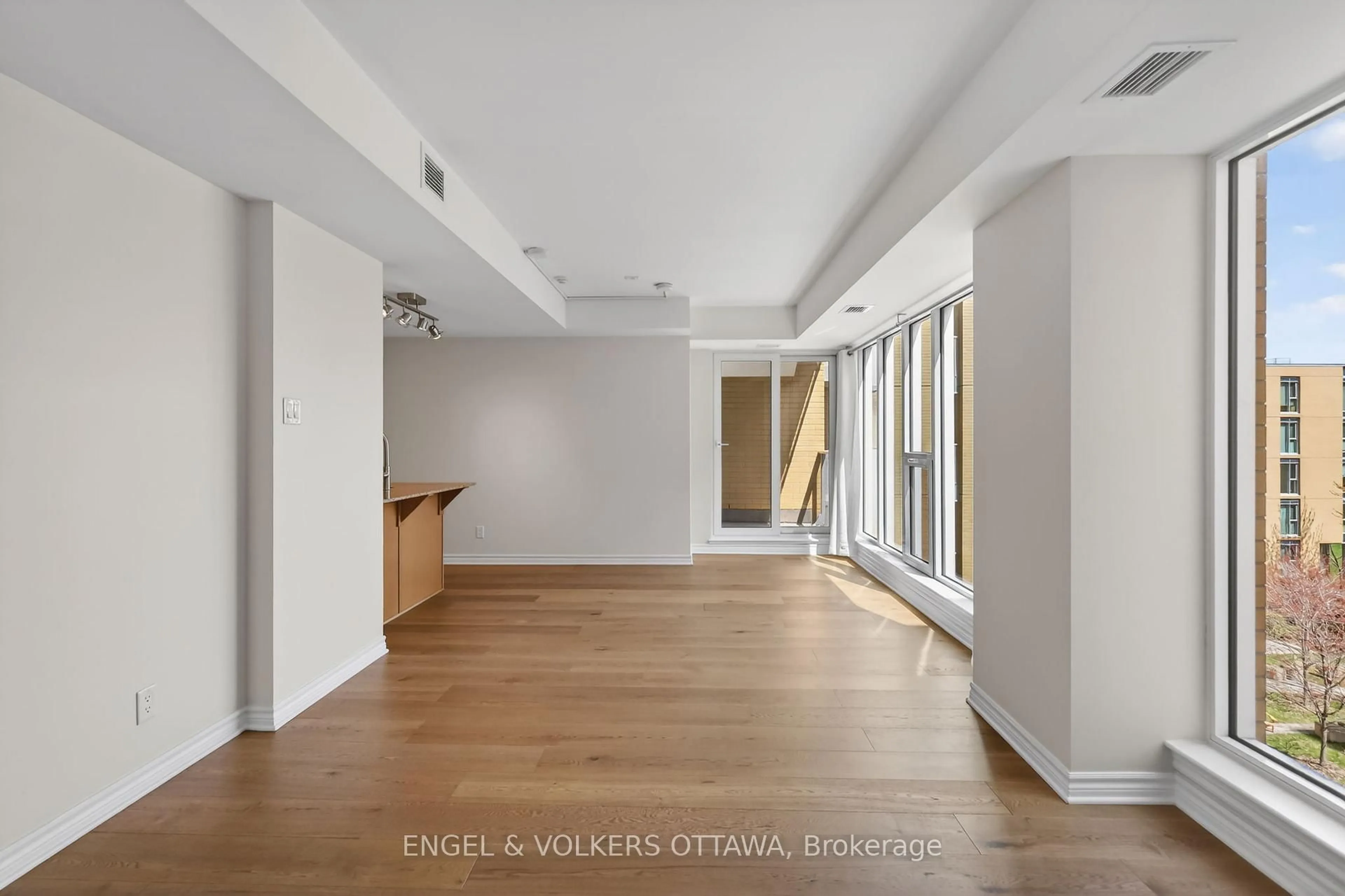 Unknown for 250 Lett St #521, Ottawa Ontario K1R 0A8