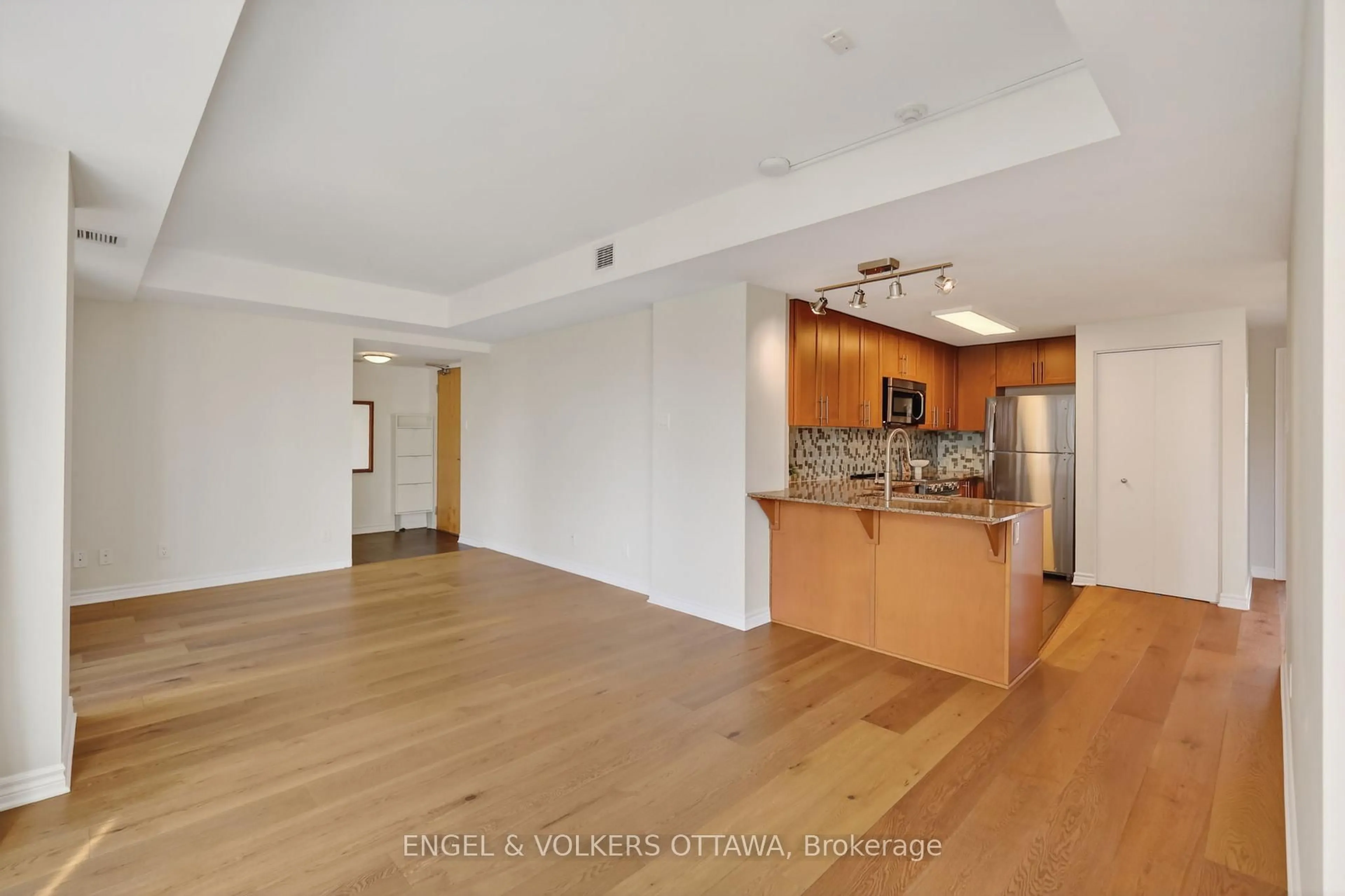 Open concept kitchen, wood/laminate floor for 250 Lett St #521, Ottawa Ontario K1R 0A8