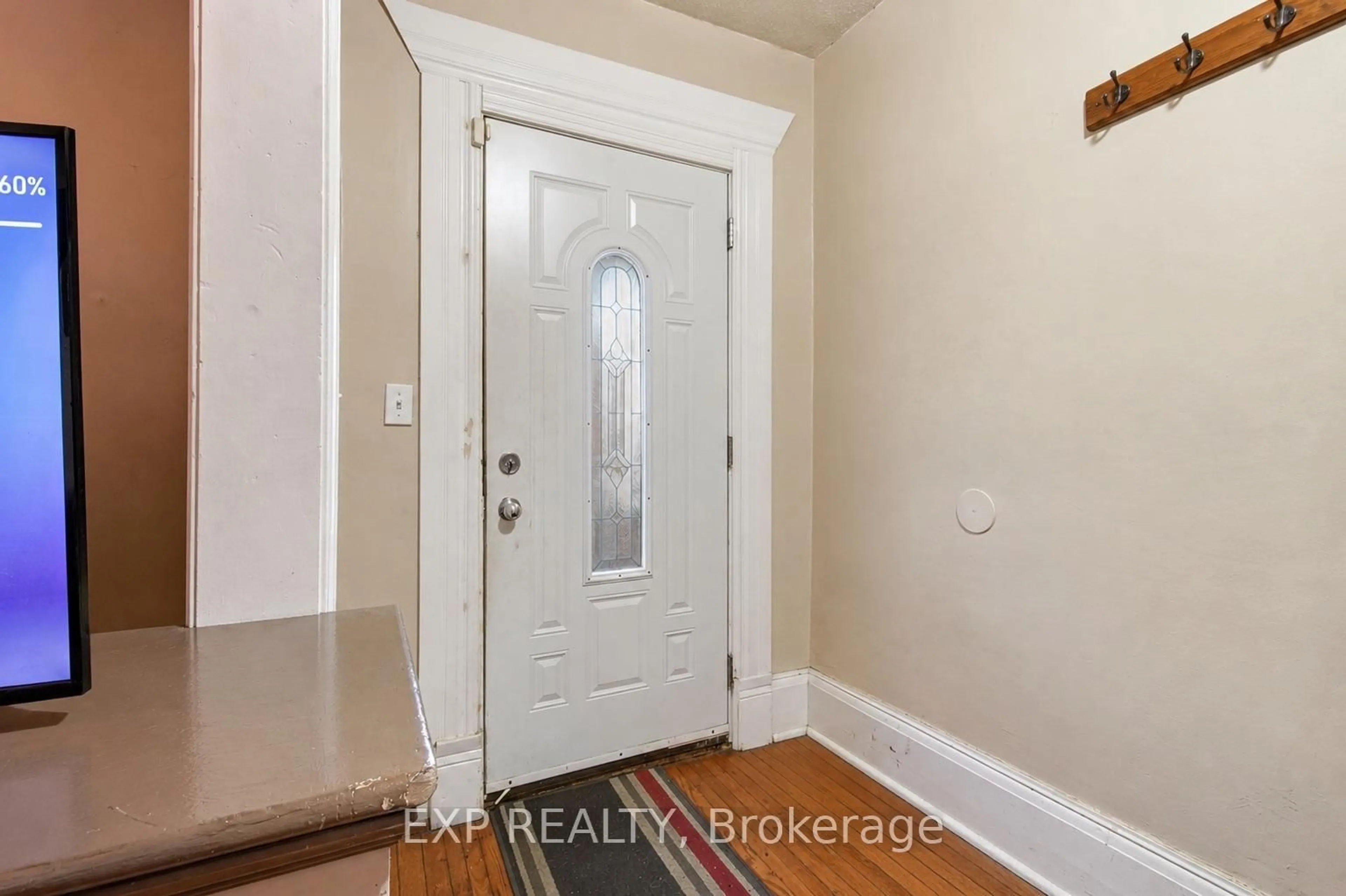 Indoor entryway for 33 Burton St, Belleville Ontario K8P 1E5