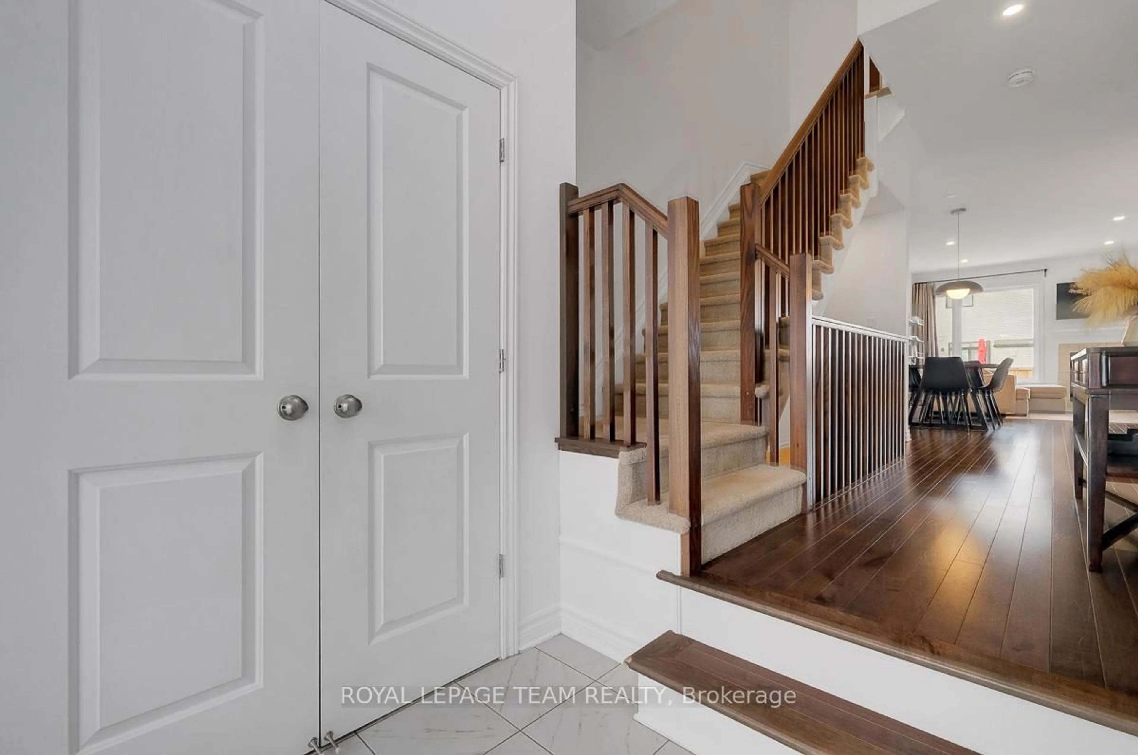 Indoor entryway for 218 Hawkeswood Dr, Ottawa Ontario K4M 0E5