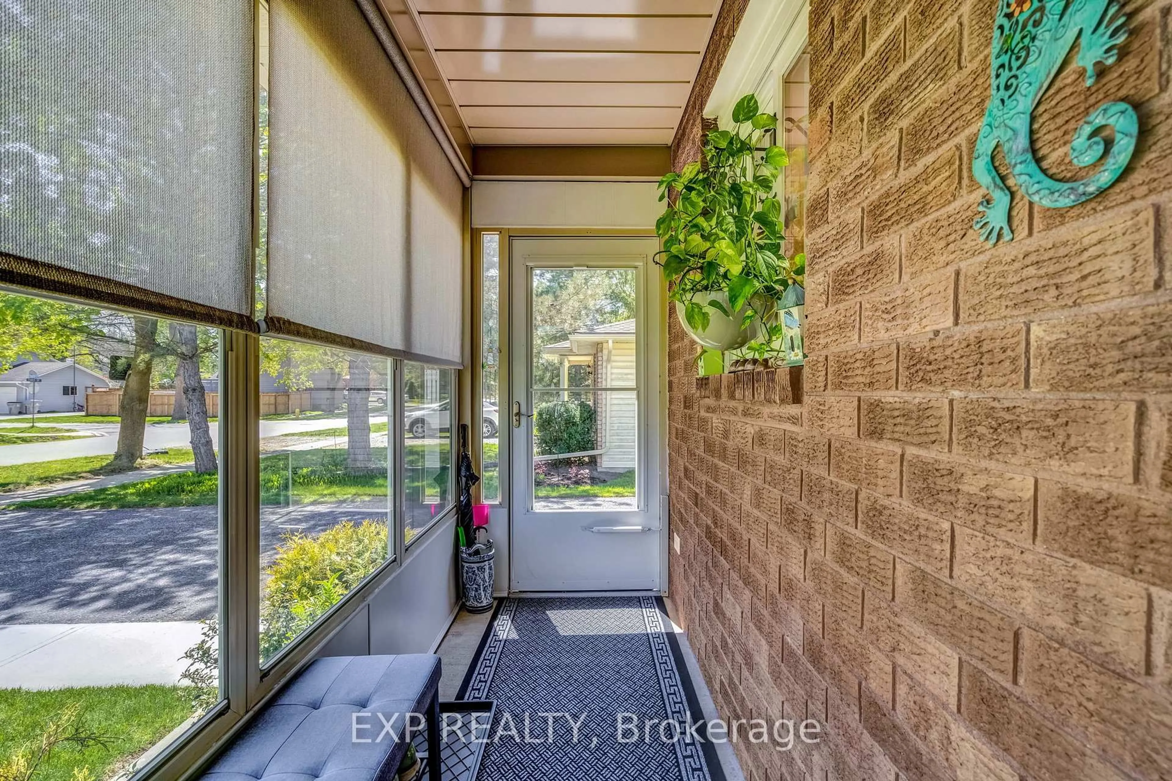 Indoor entryway for 277 Station St, North Middlesex Ontario N0M 2K0