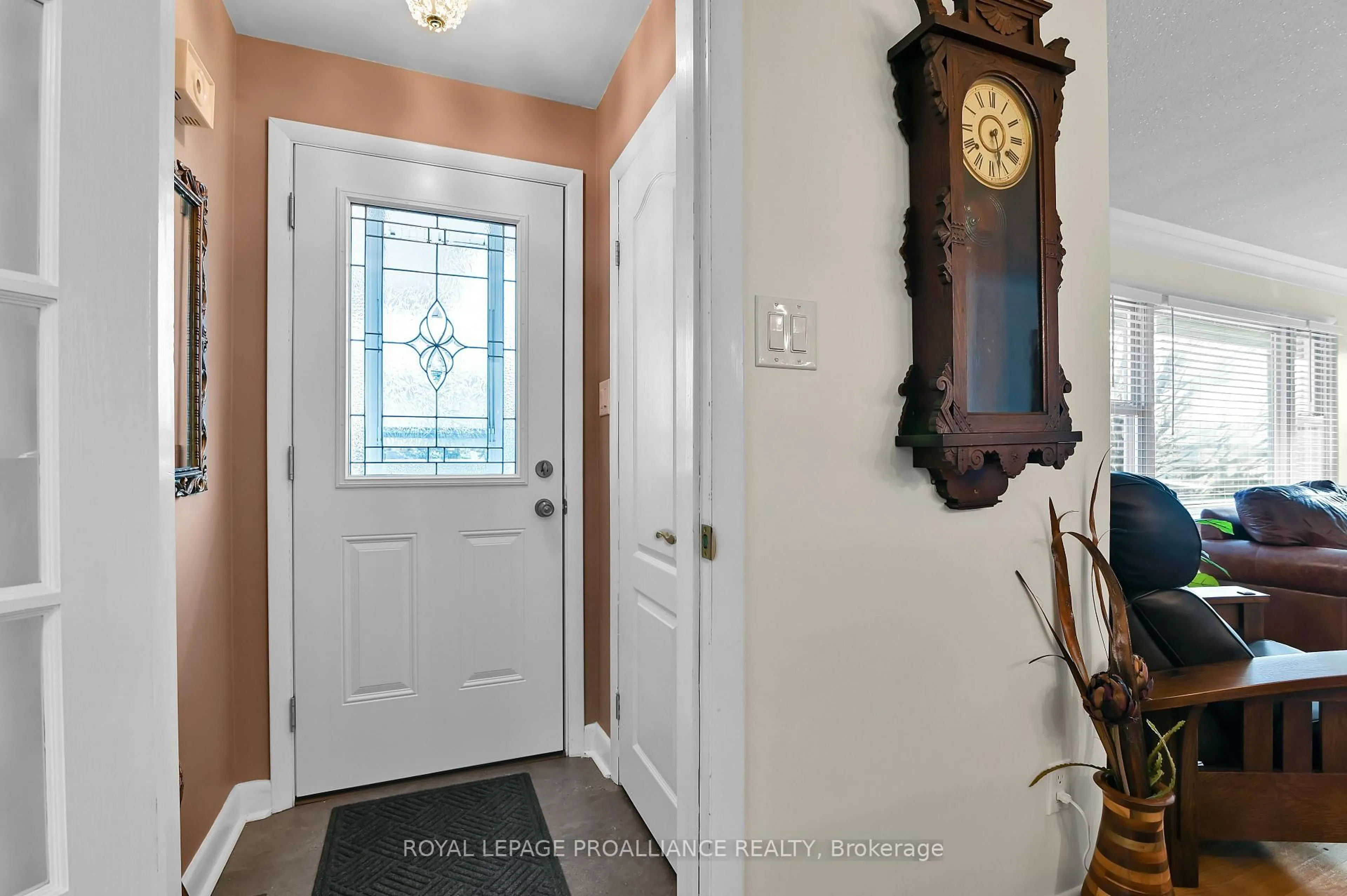 Indoor entryway for 419 ST LAWRENCE St, Prescott Ontario K0E 1T0