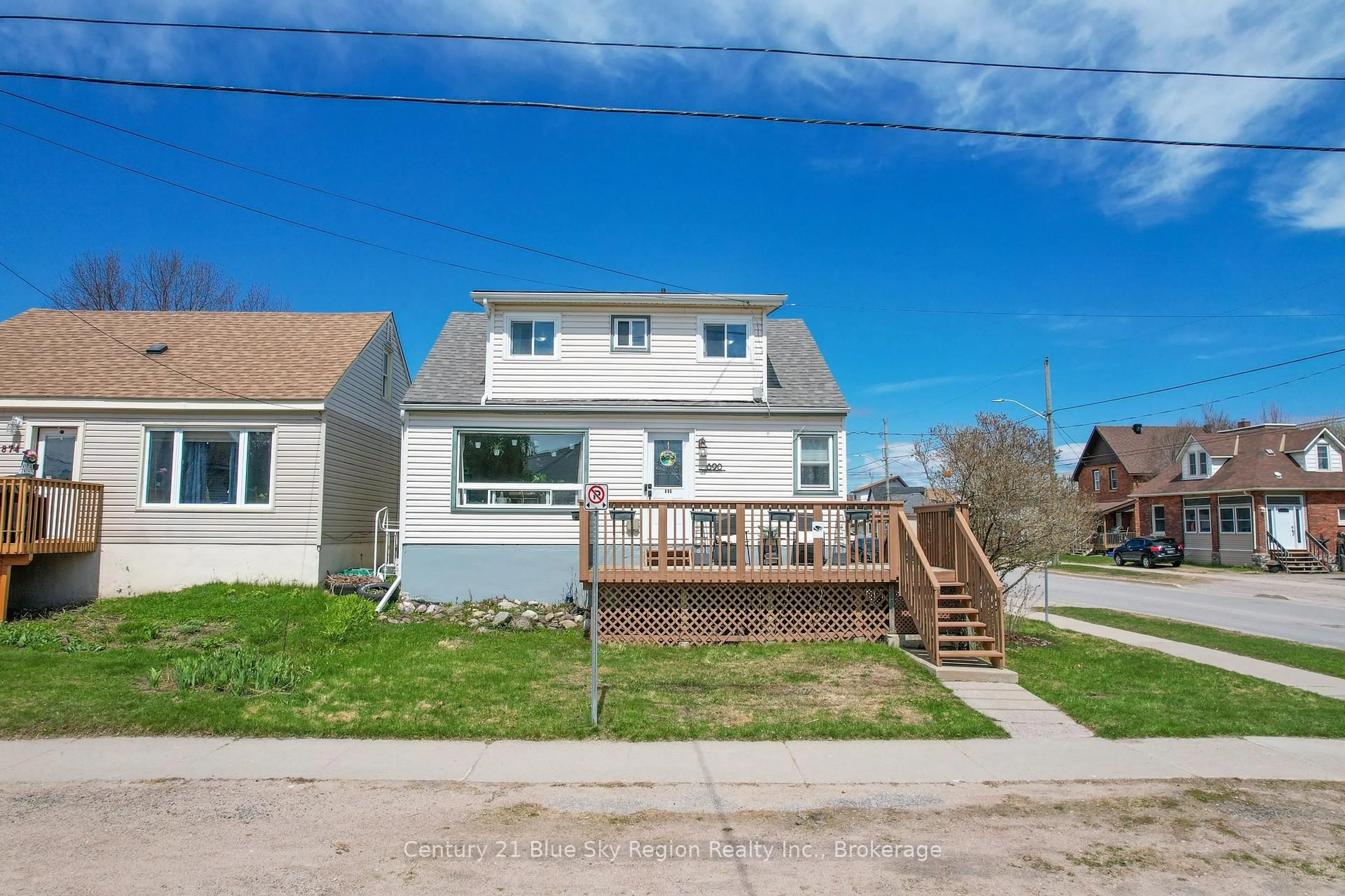 A pic from outside/outdoor area/front of a property/back of a property/a pic from drone, street for 890 Fraser St, North Bay Ontario P1B 3X6