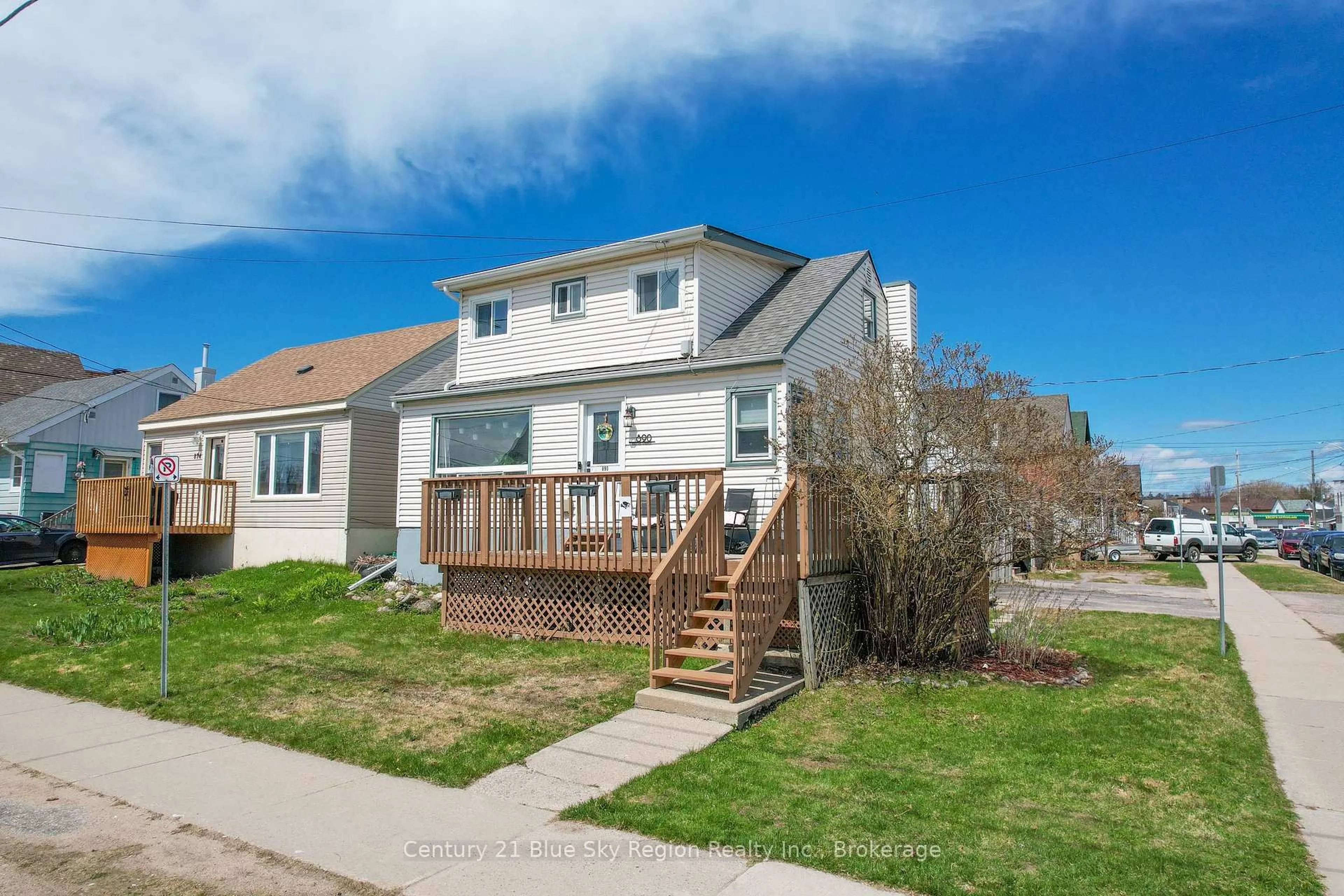 Home with vinyl exterior material, street for 890 Fraser St, North Bay Ontario P1B 3X6