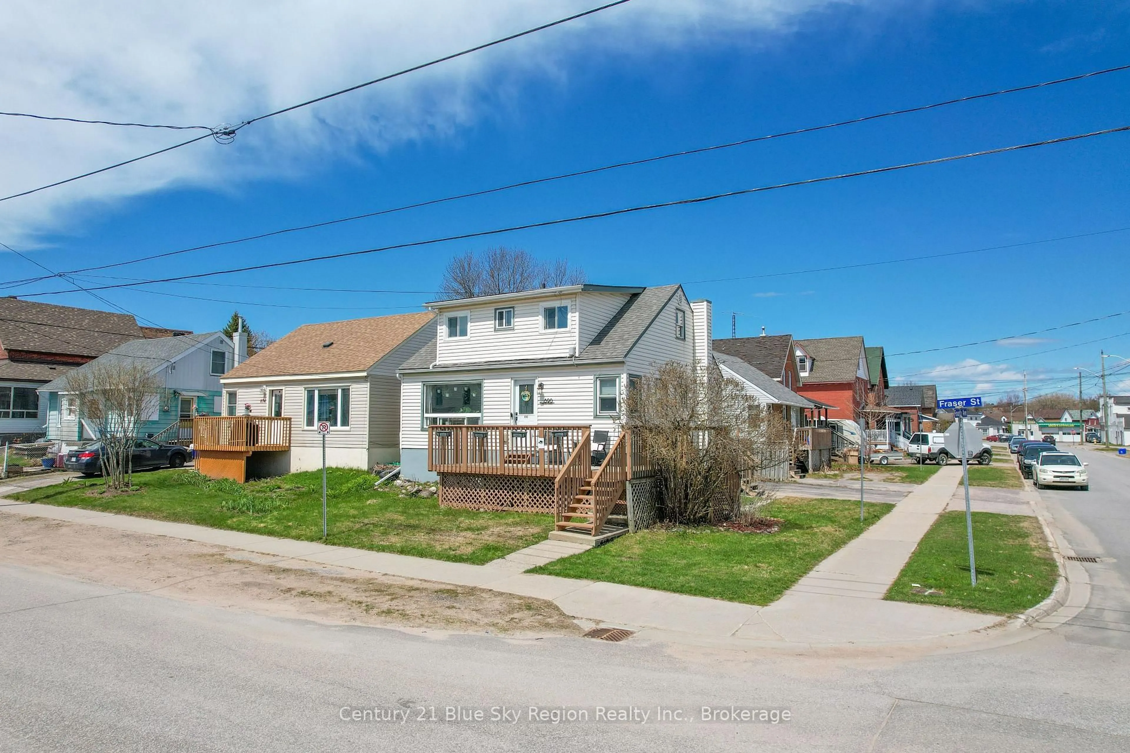 A pic from outside/outdoor area/front of a property/back of a property/a pic from drone, street for 890 Fraser St, North Bay Ontario P1B 3X6