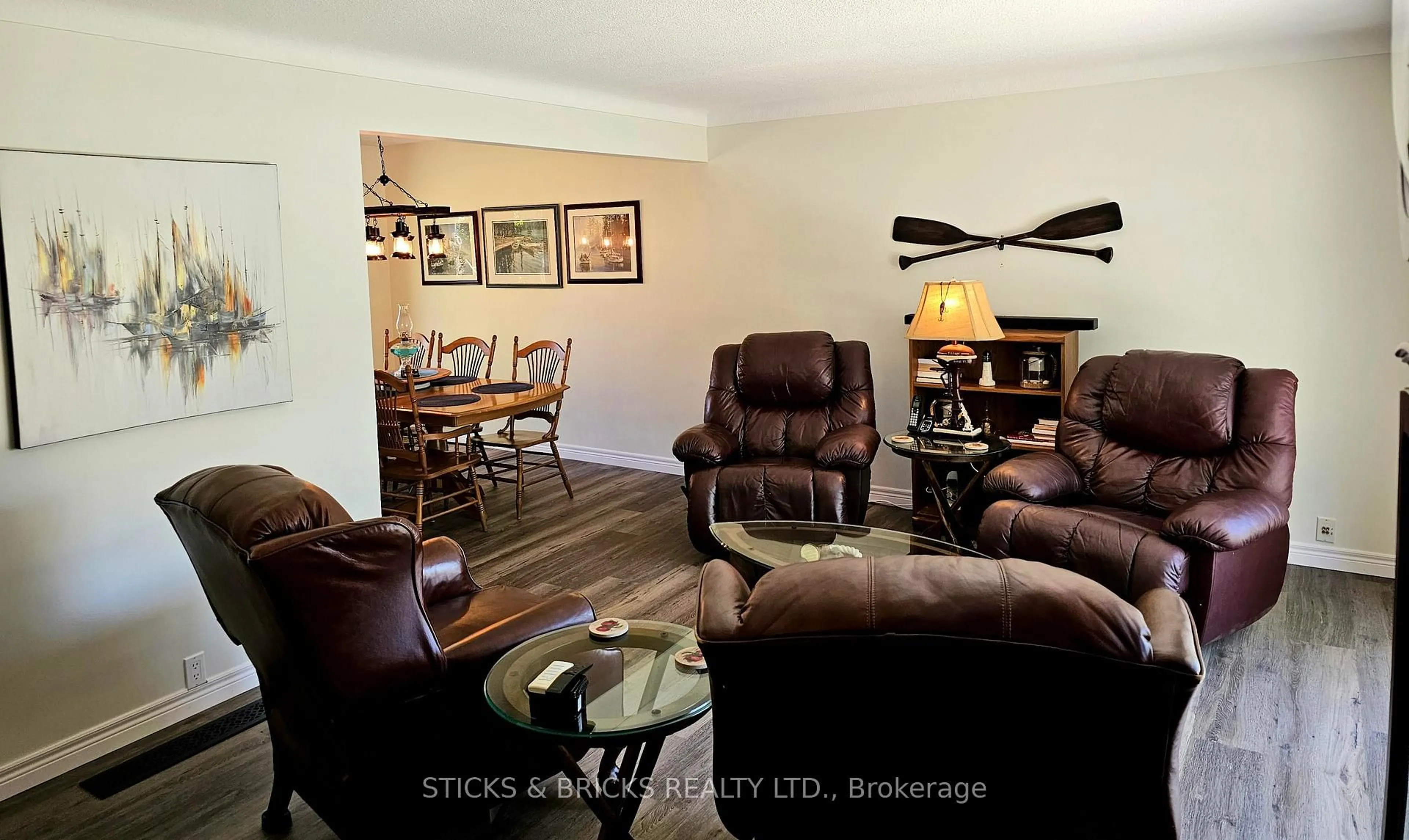 Living room with furniture, wood/laminate floor for 477 Dorchester St, Niagara-on-the-Lake Ontario L0S 1J0