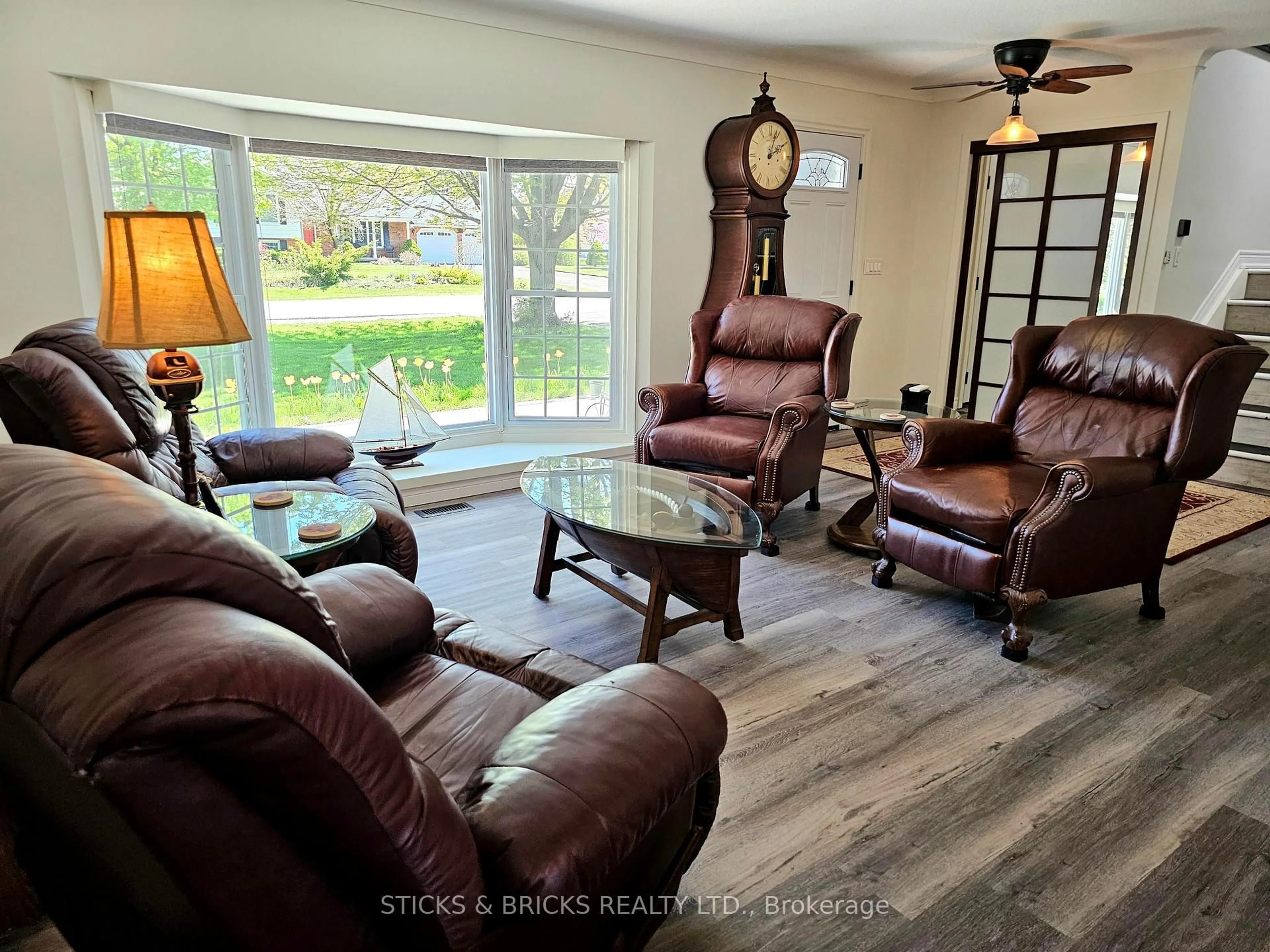 Living room with furniture, unknown for 477 Dorchester St, Niagara-on-the-Lake Ontario L0S 1J0