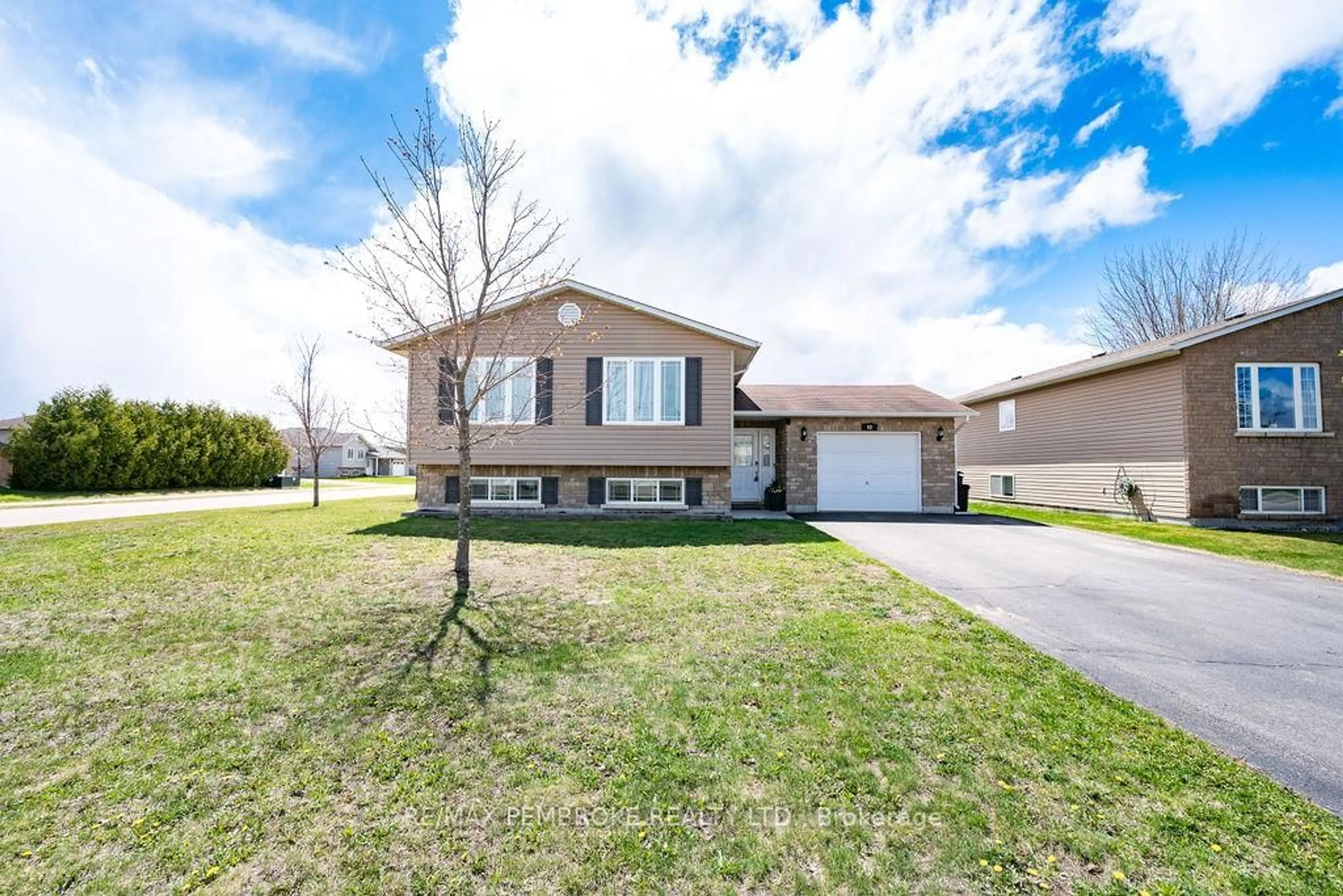 Home with vinyl exterior material, street for 52 Highland Park Dr, Petawawa Ontario K8H 0A3
