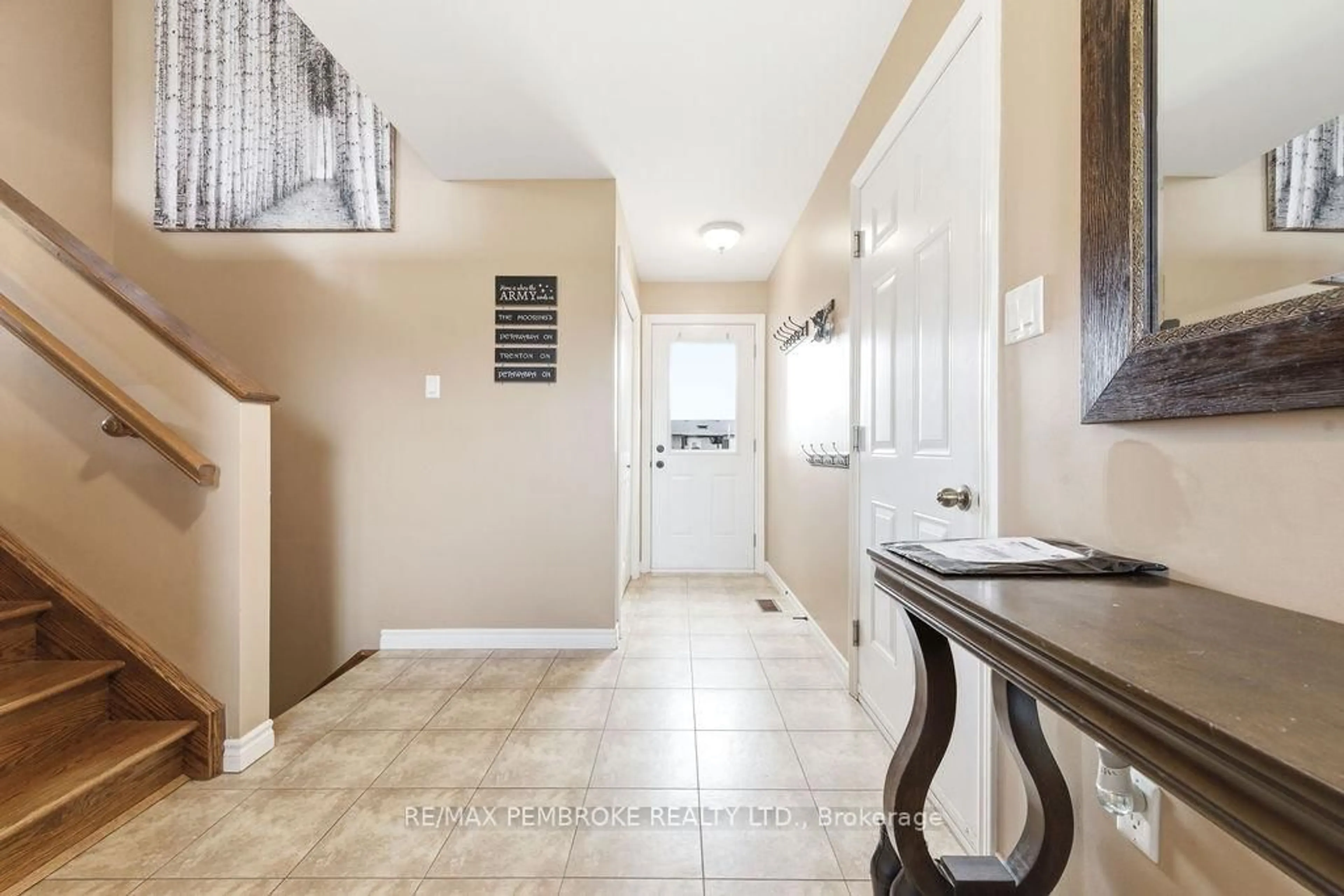Indoor entryway for 52 Highland Park Dr, Petawawa Ontario K8H 0A3