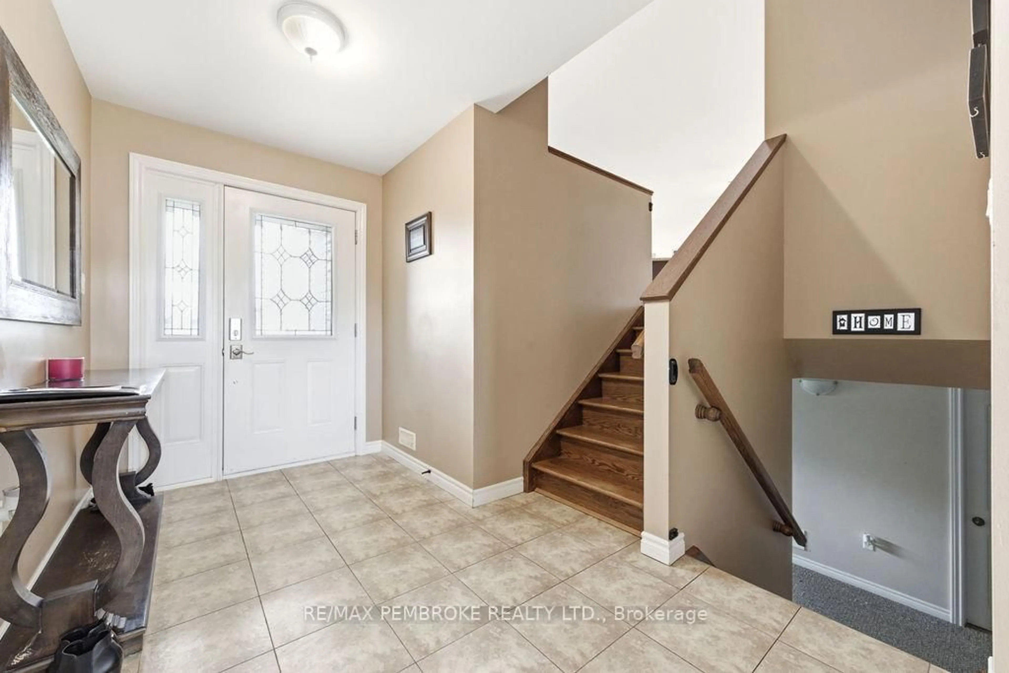 Indoor entryway for 52 Highland Park Dr, Petawawa Ontario K8H 0A3
