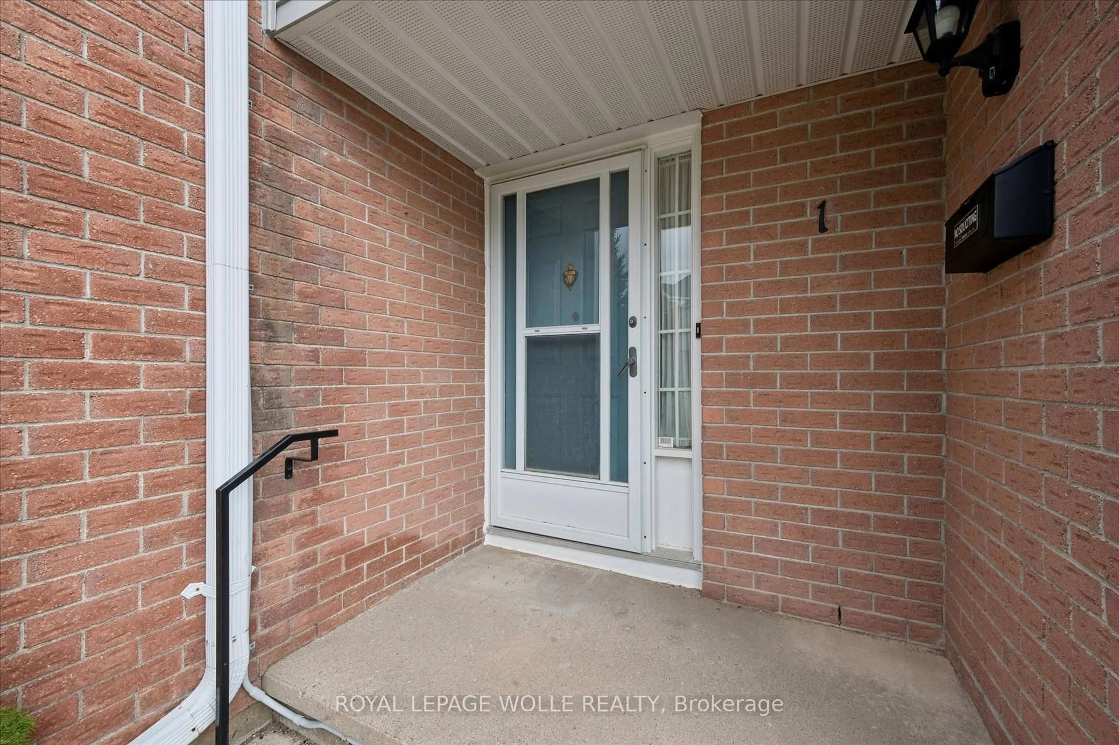 Indoor entryway for 496 Beechwood Dr #1, Waterloo Ontario N2T 2C4