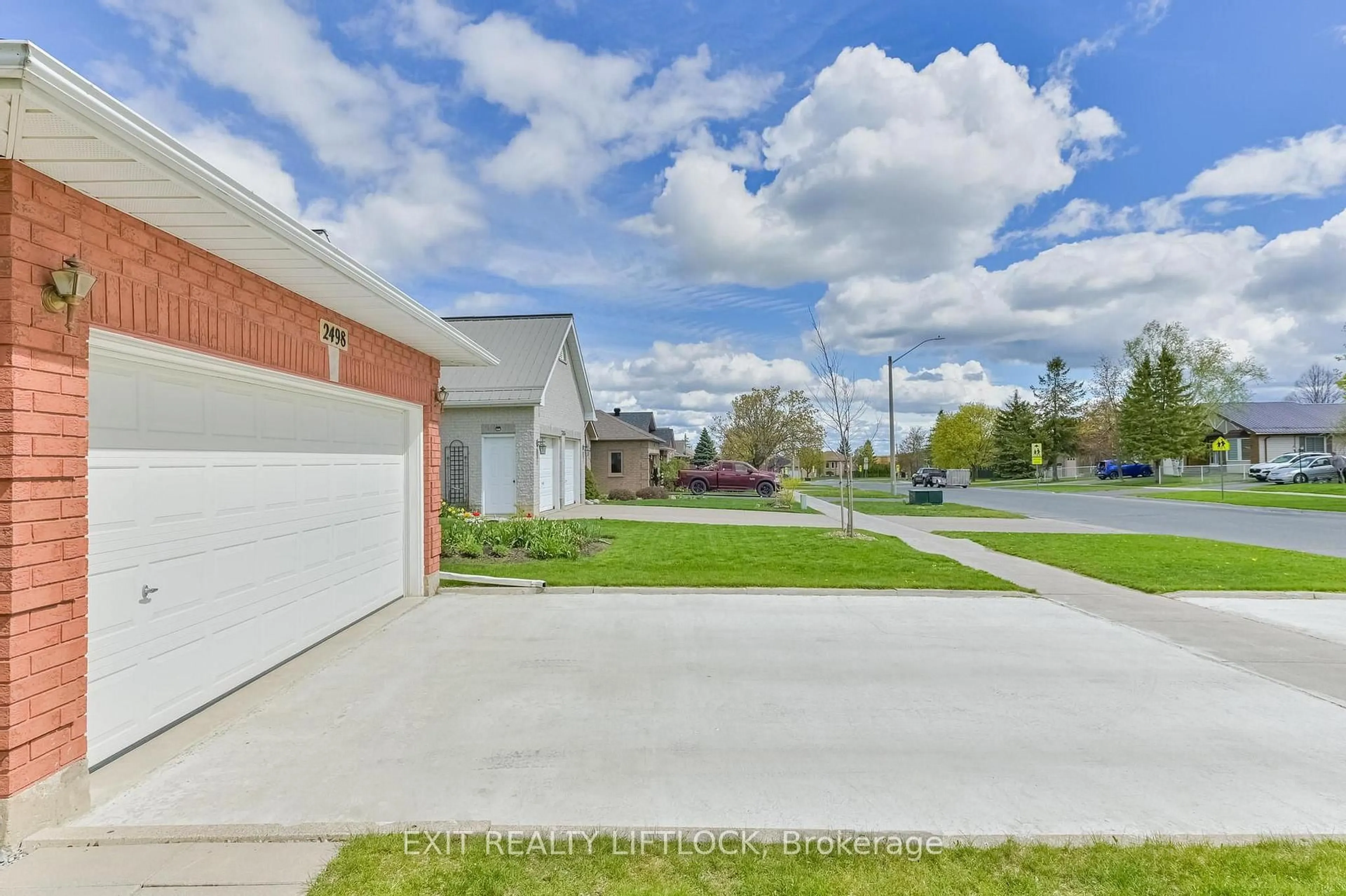 A pic from outside/outdoor area/front of a property/back of a property/a pic from drone, street for 2498 Marsdale Dr, Peterborough Ontario K9L 1R4