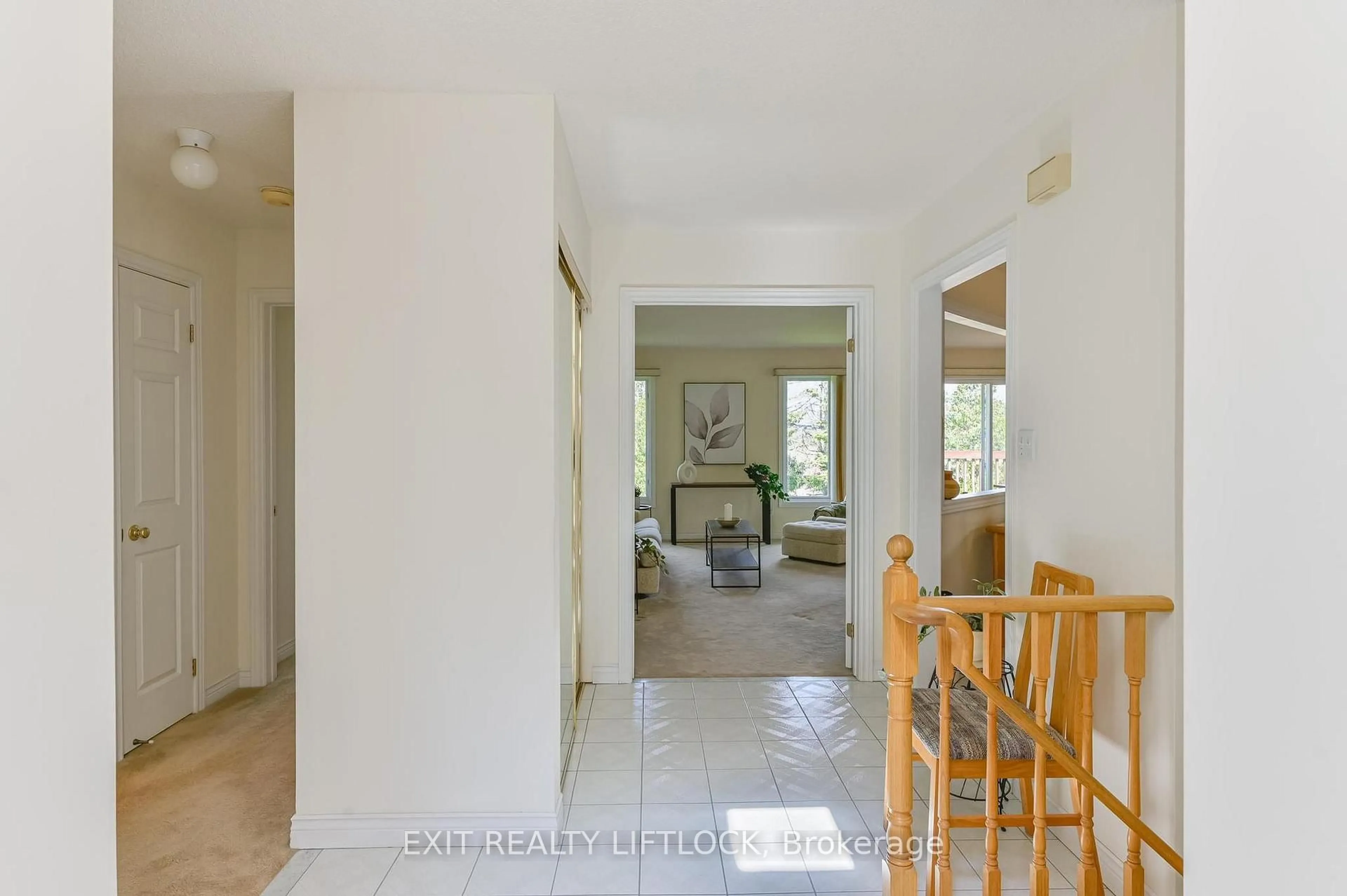 Indoor foyer for 2498 Marsdale Dr, Peterborough Ontario K9L 1R4