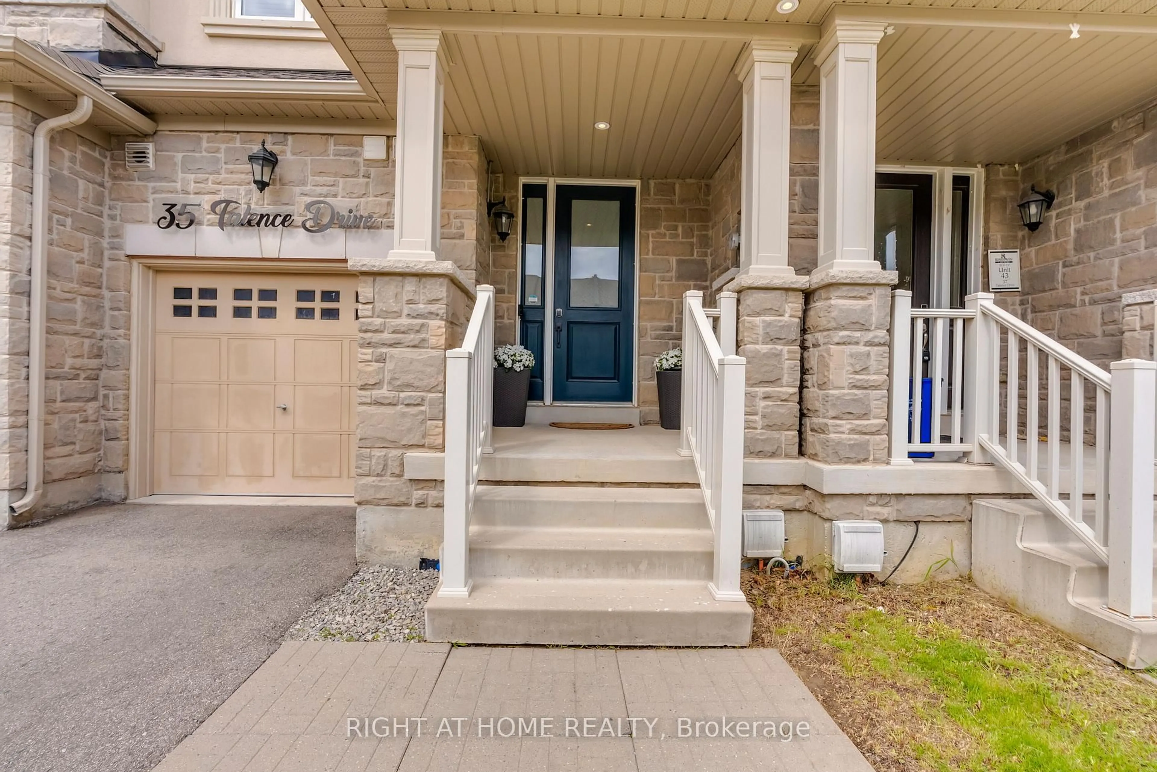 Indoor entryway for 35 Talence Dr, Hamilton Ontario L8J 0L2