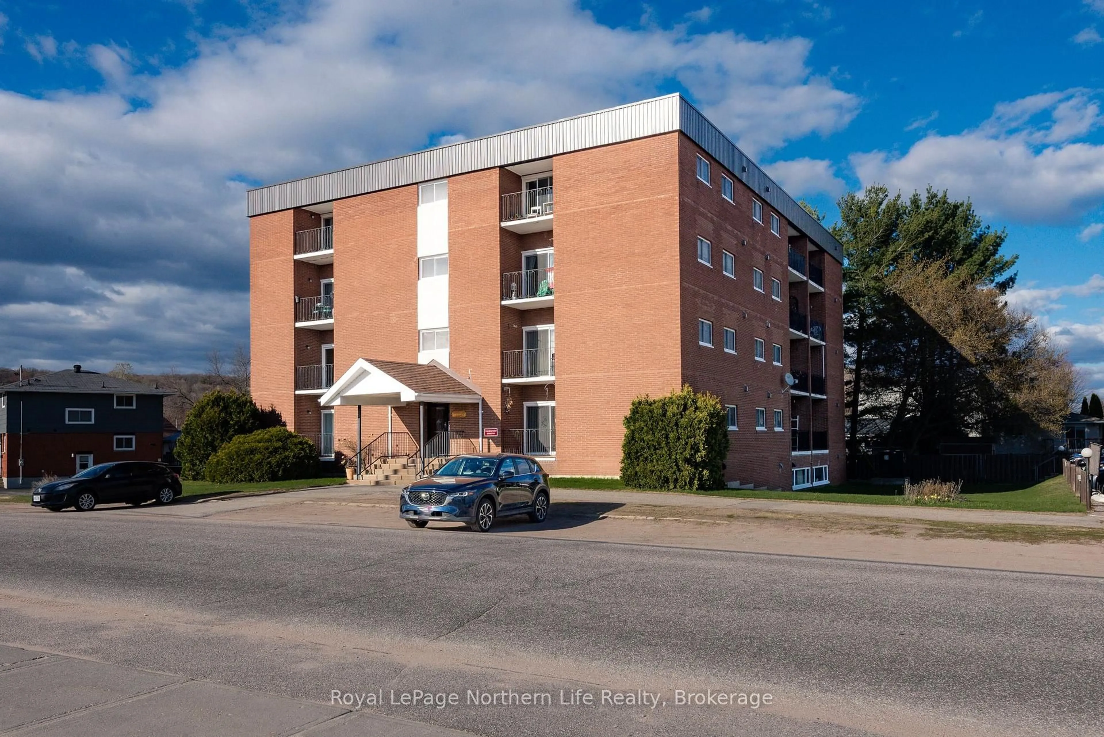 A pic from outside/outdoor area/front of a property/back of a property/a pic from drone, building for 122 Giroux St #203, North Bay Ontario P1B 7Y7