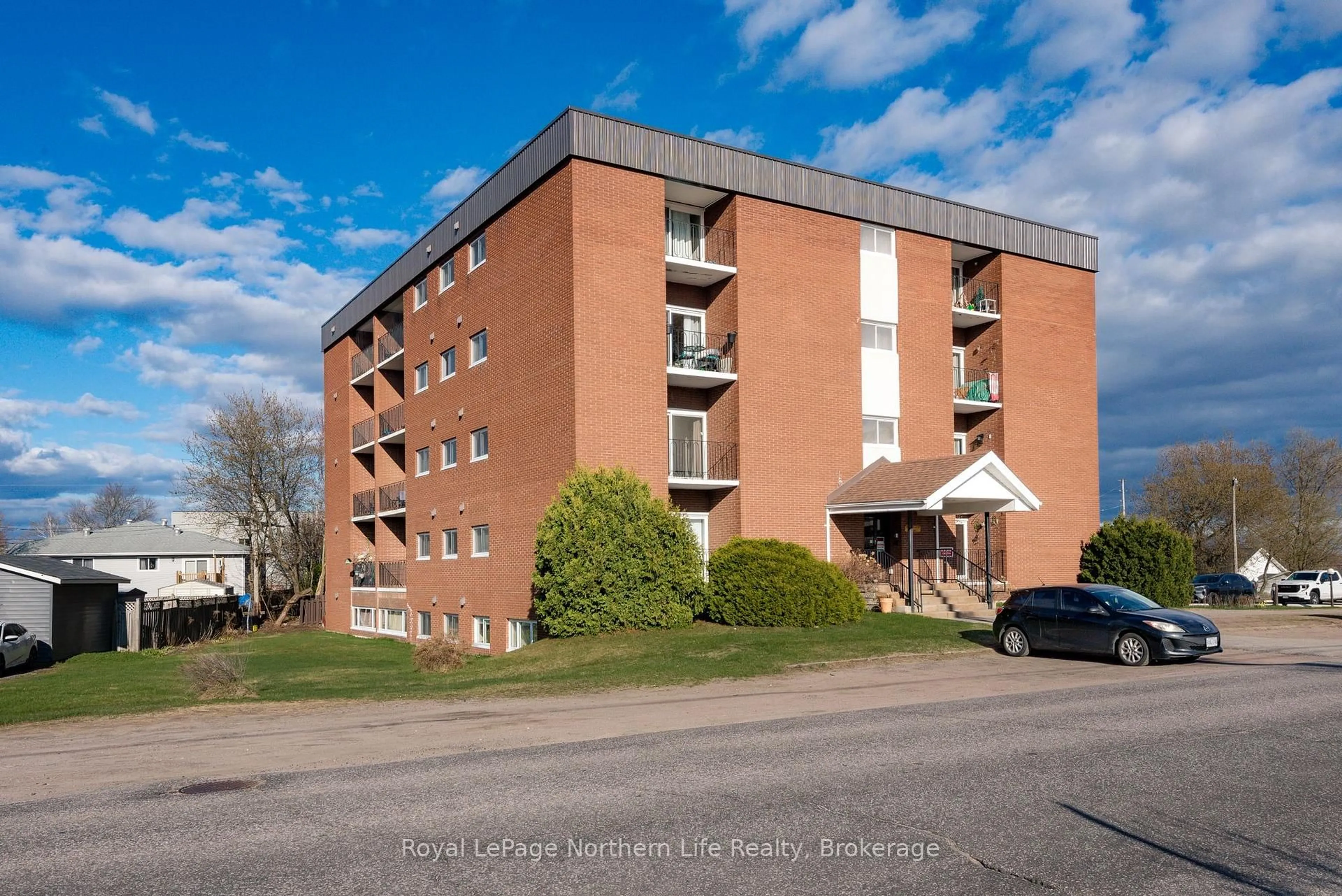 Unknown for 122 Giroux St #203, North Bay Ontario P1B 7Y7