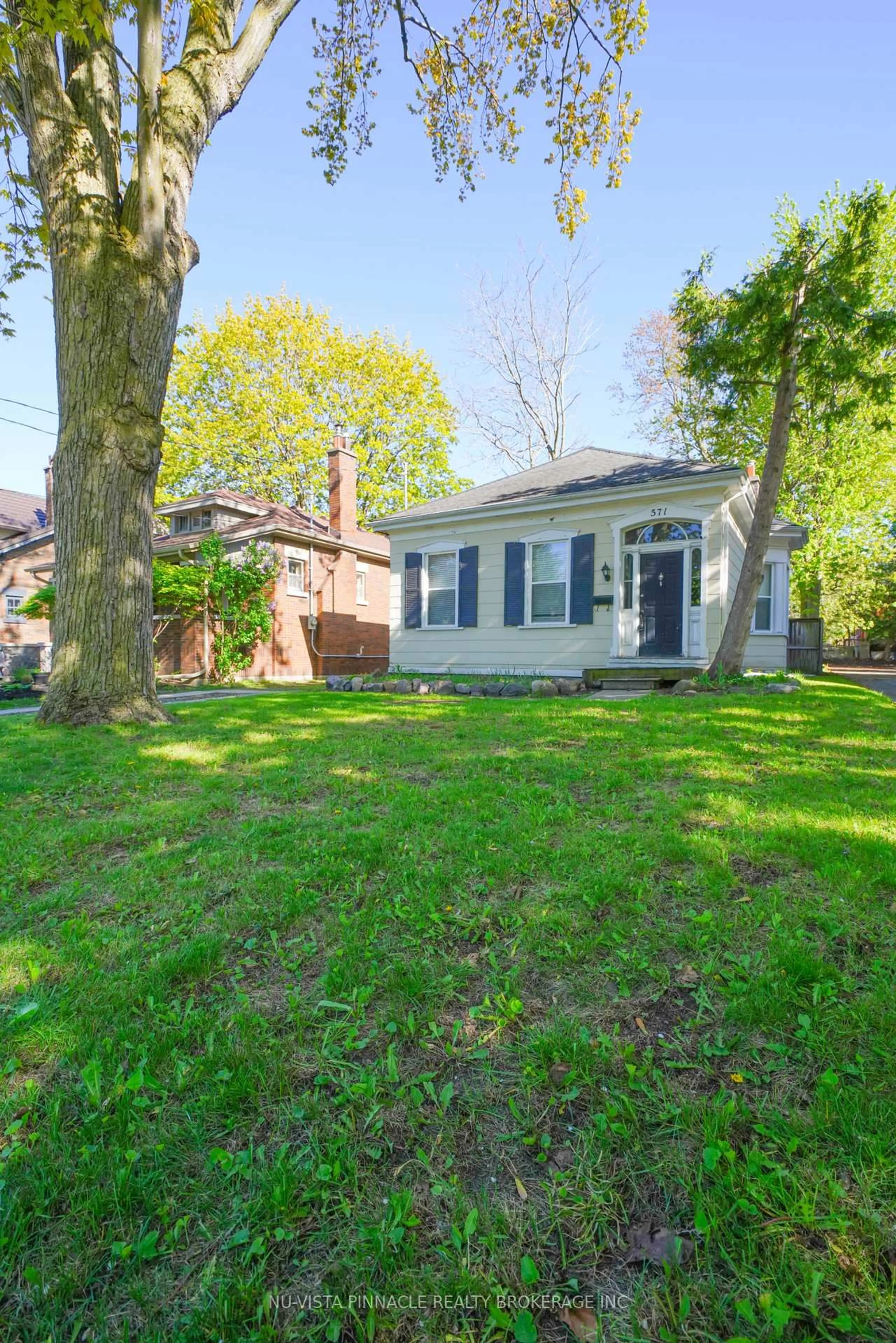 A pic from outside/outdoor area/front of a property/back of a property/a pic from drone, street for 571 Dufferin Ave, London East Ontario N6B 2A5