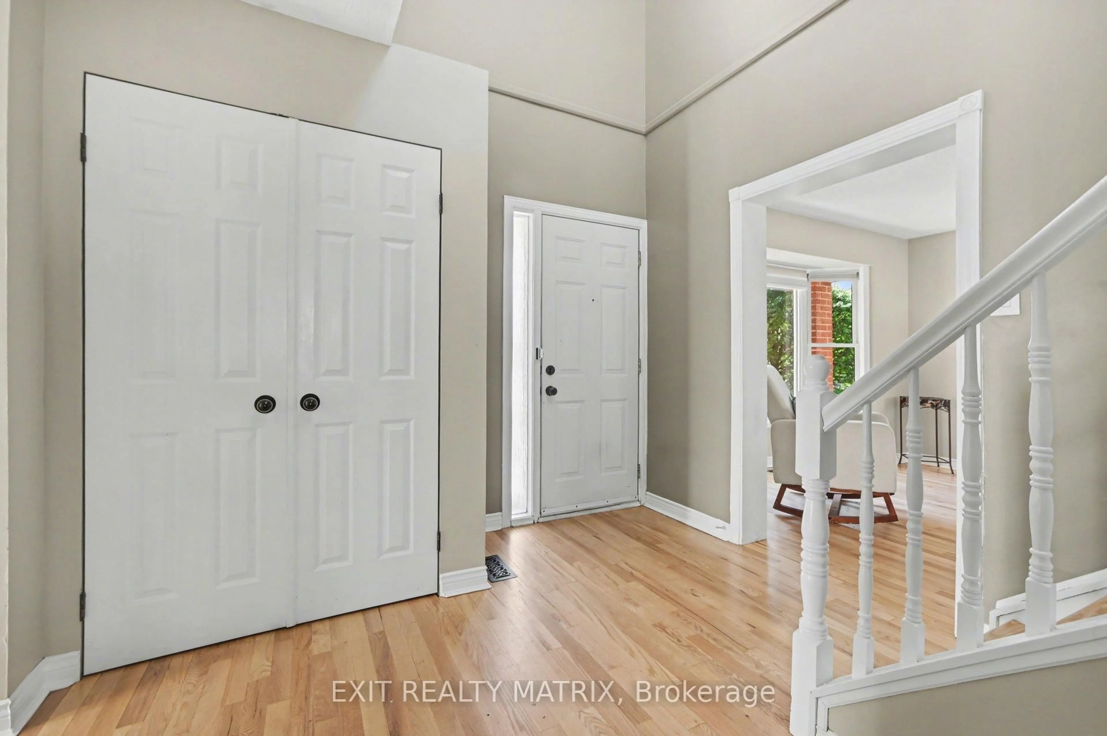 Indoor entryway for 1583 Sunview Dr, Ottawa Ontario K1C 5A6