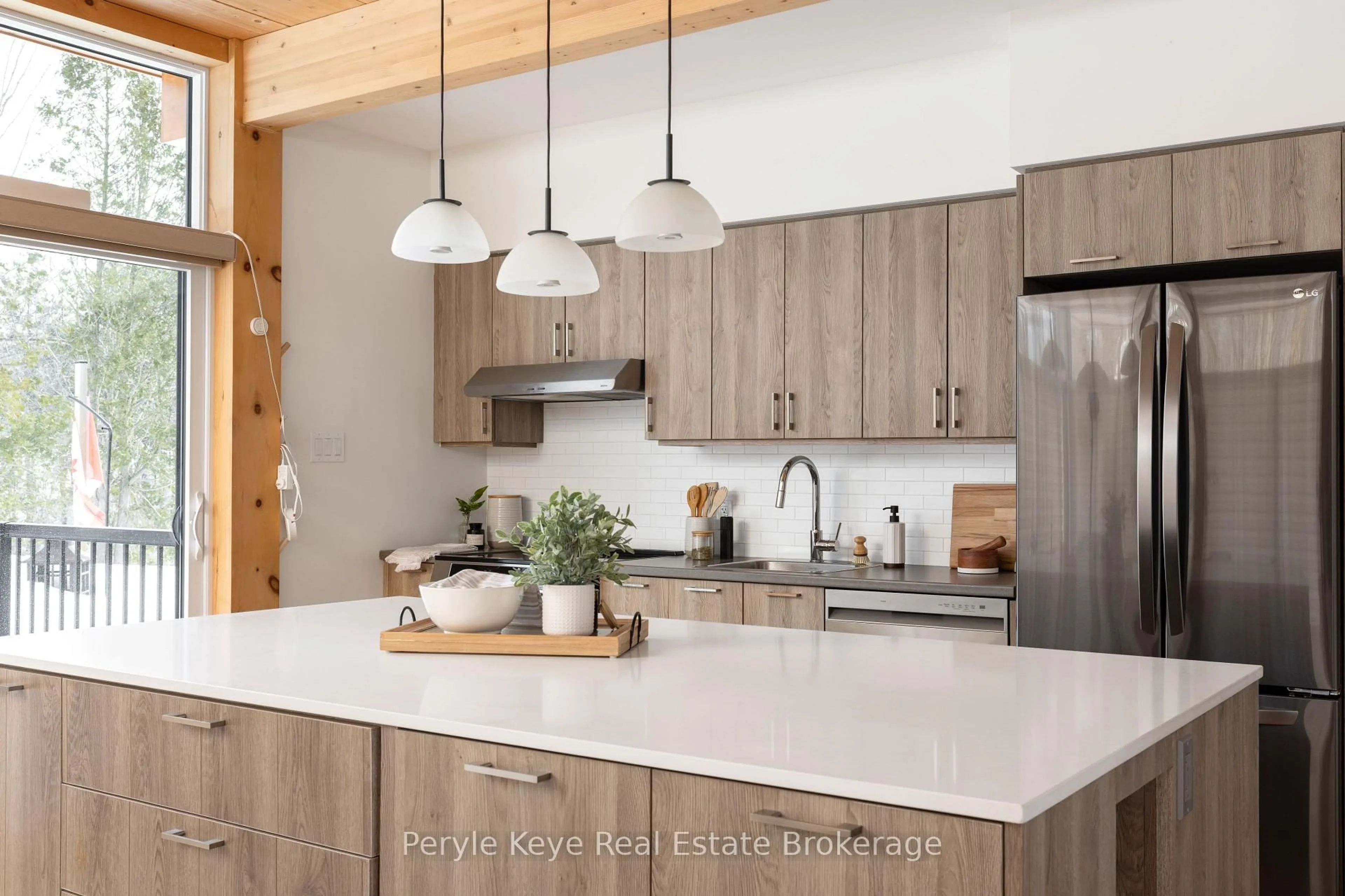 Contemporary kitchen, unknown for 144 Shier St, Bracebridge Ontario P1L 1H1