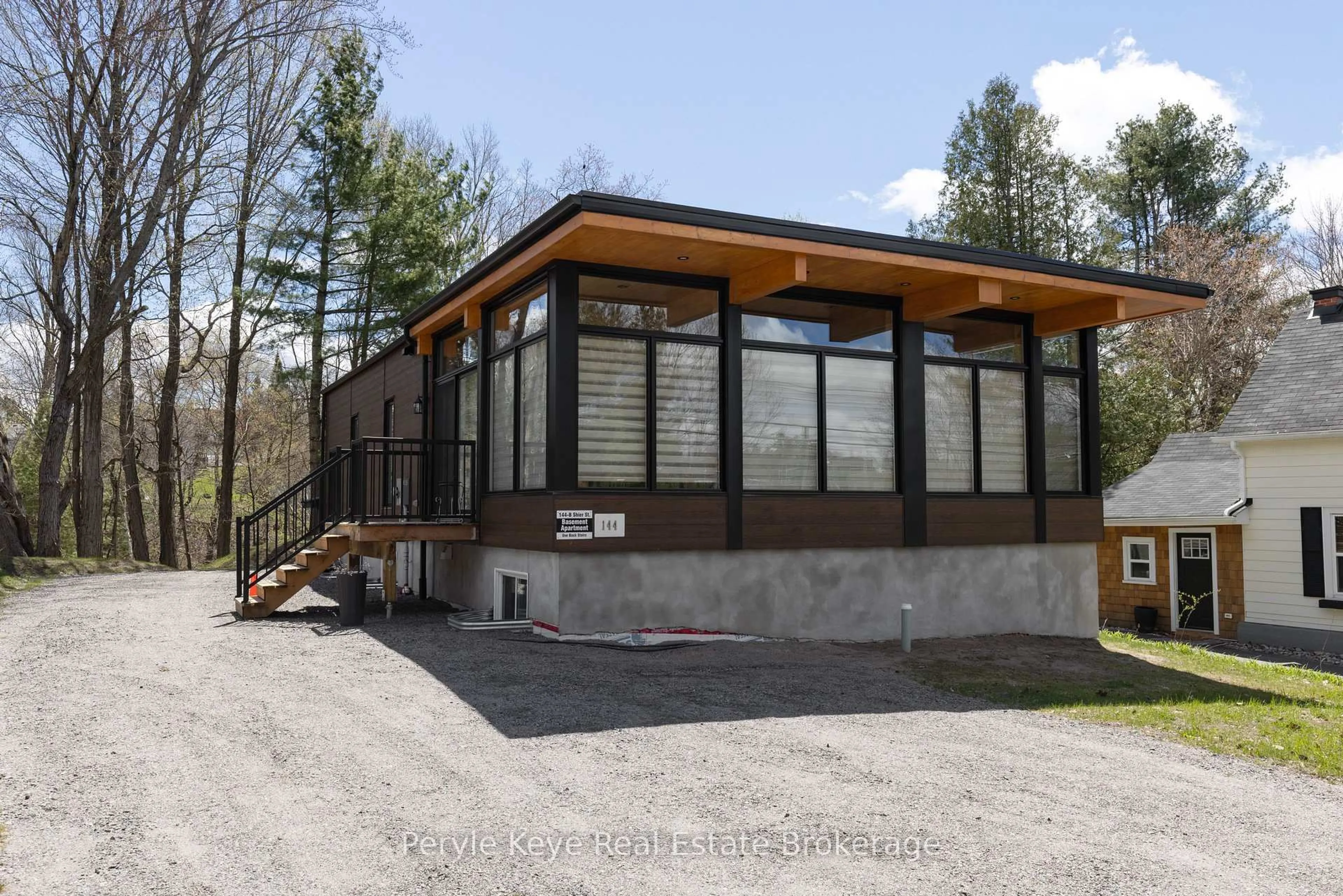 Home with vinyl exterior material, unknown for 144 Shier St, Bracebridge Ontario P1L 1H1