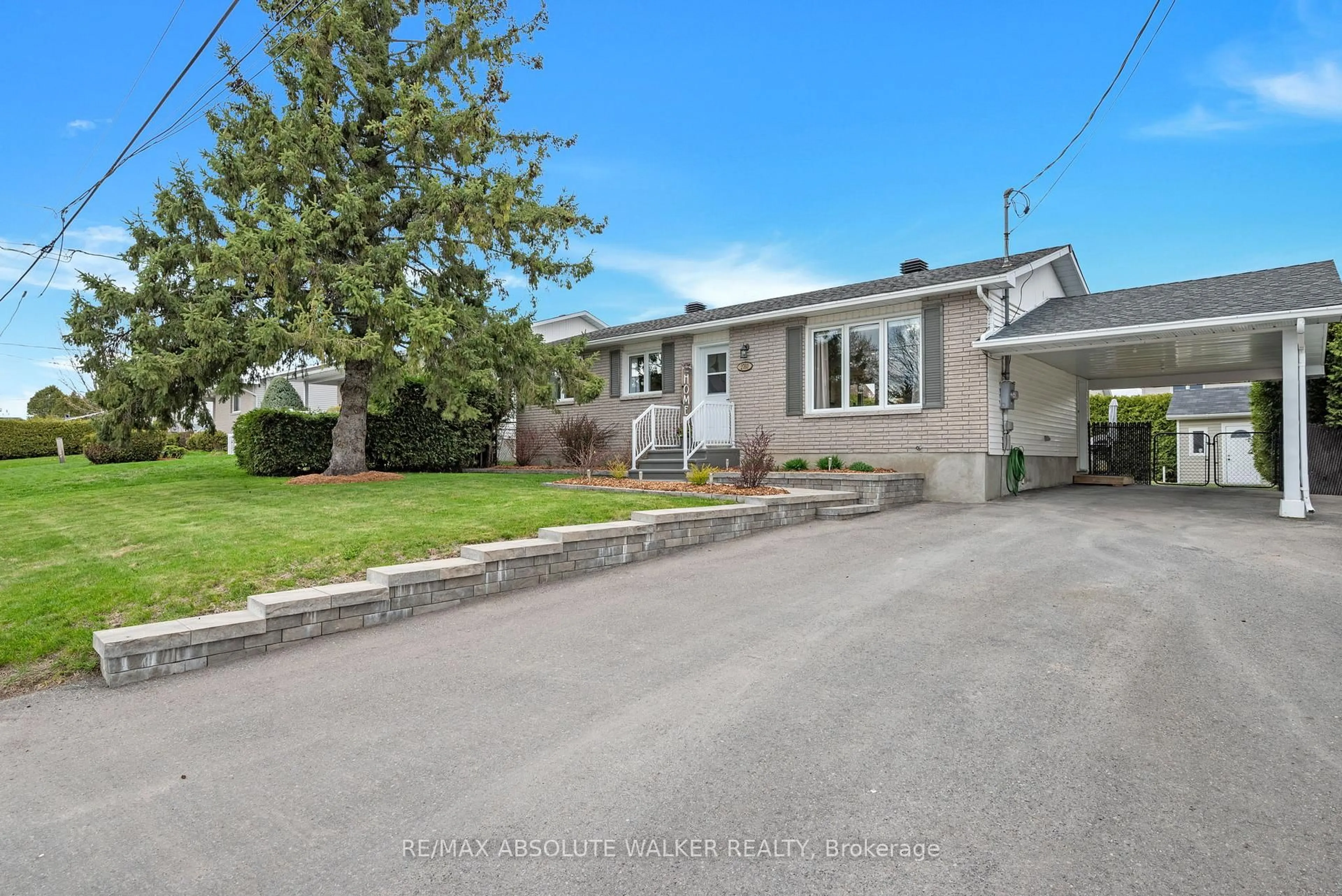 A pic from outside/outdoor area/front of a property/back of a property/a pic from drone, street for 2760 Leonard St, Clarence-Rockland Ontario K4K 1A4