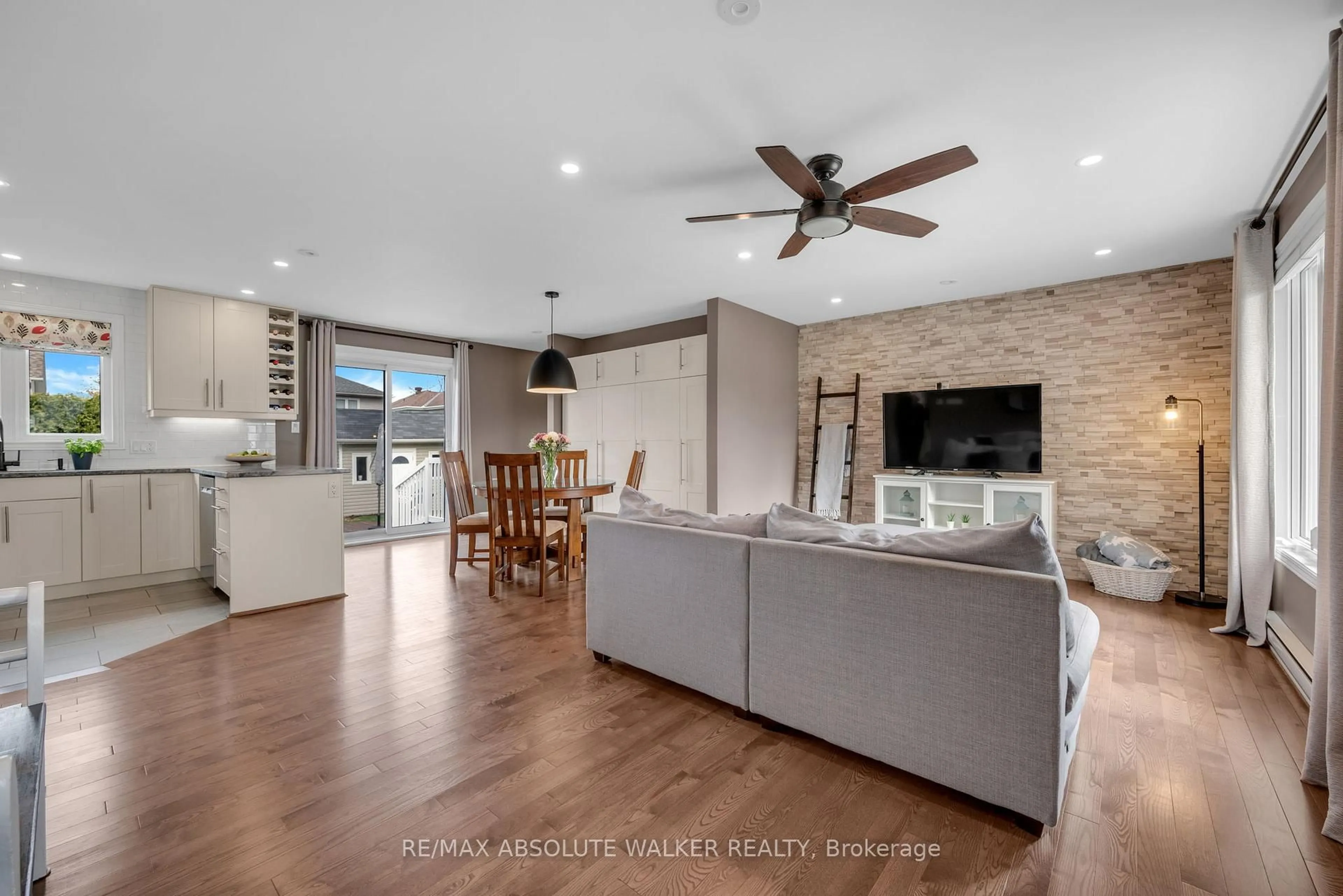 Open concept kitchen, unknown for 2760 Leonard St, Clarence-Rockland Ontario K4K 1A4