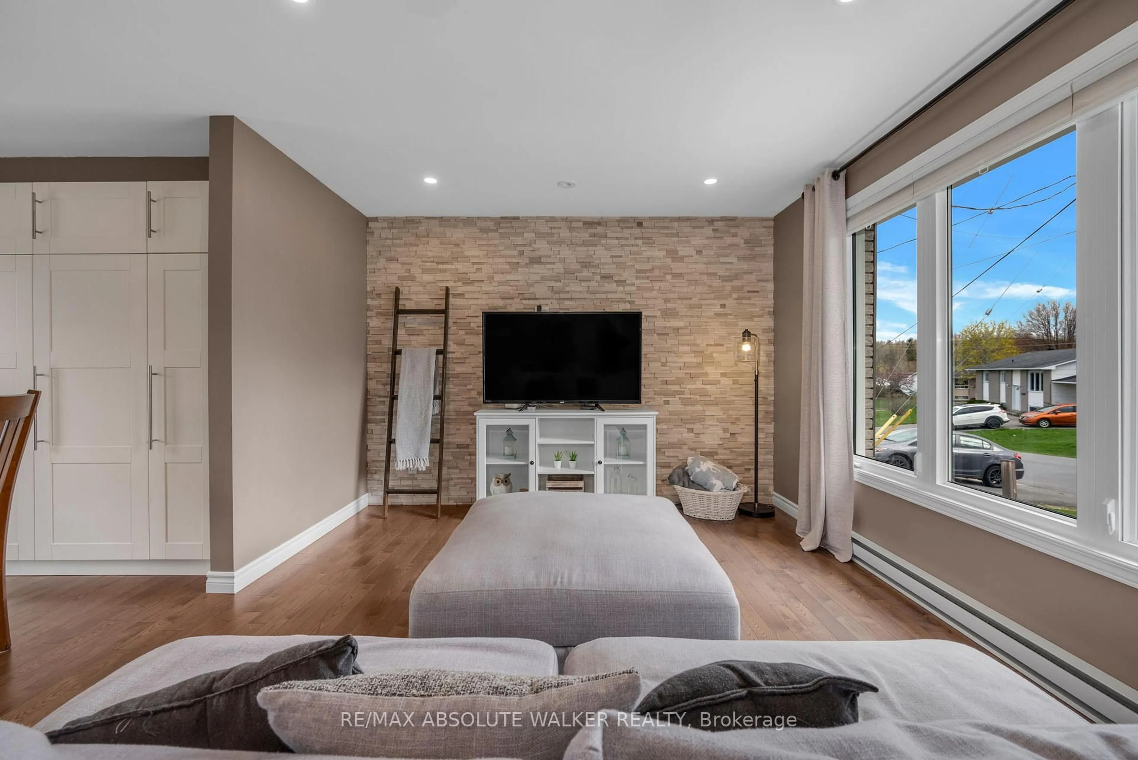 Living room with furniture, unknown for 2760 Leonard St, Clarence-Rockland Ontario K4K 1A4
