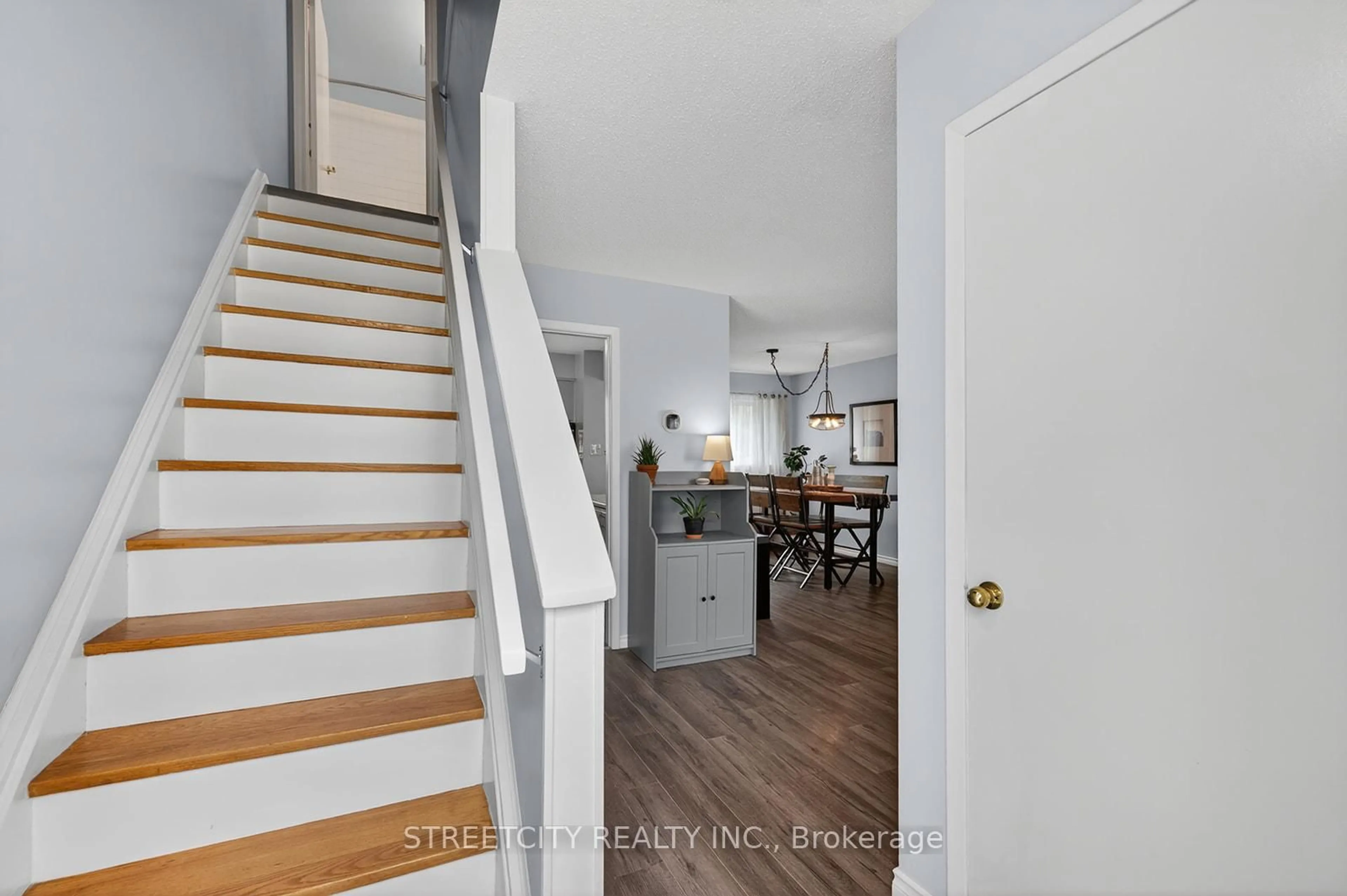 Indoor entryway for 825 Dundalk Dr #30, London South Ontario N6C 3V6