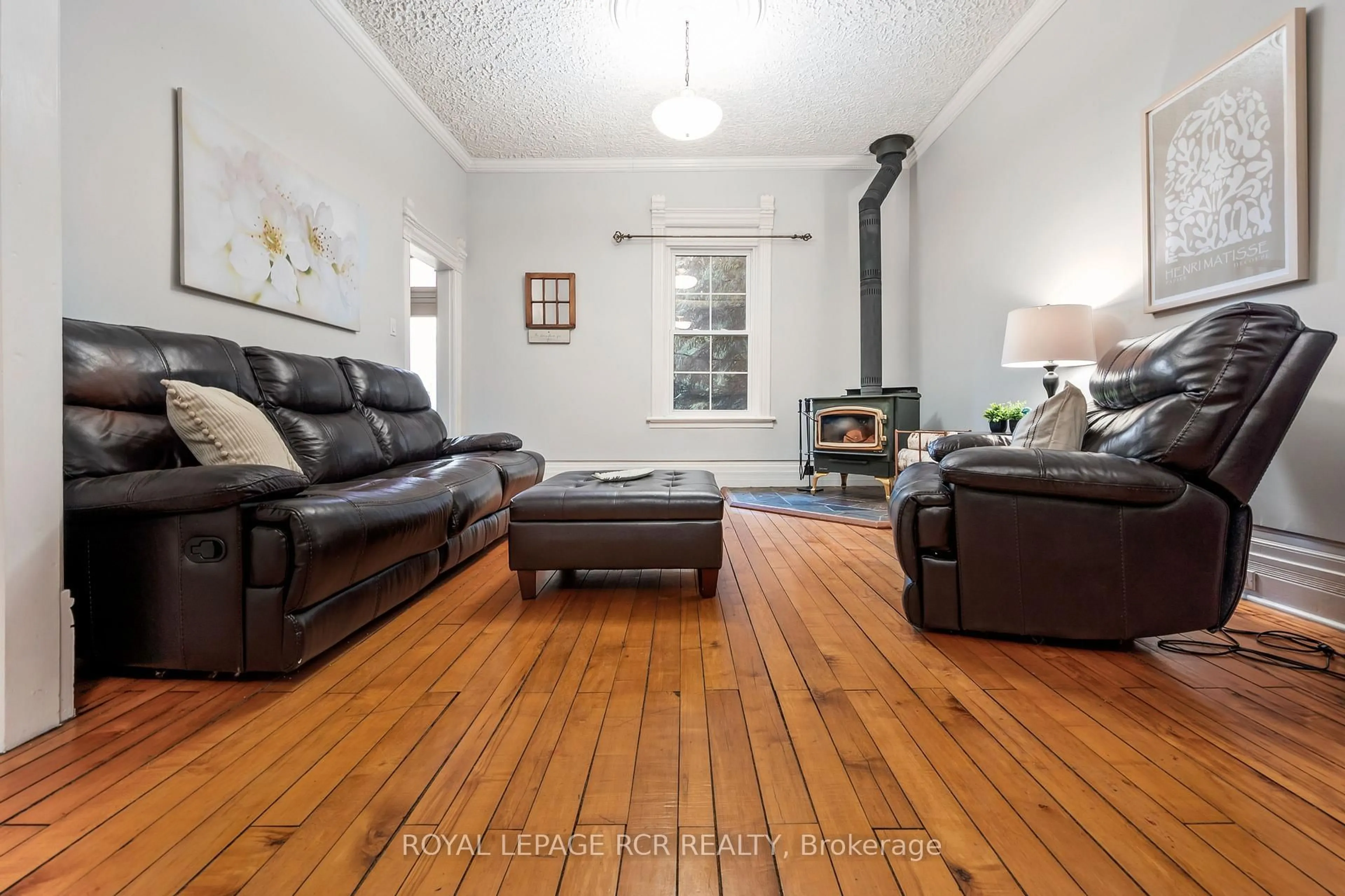 Living room with furniture, wood/laminate floor for 91 French Dr, Mono Ontario L9W 6T2