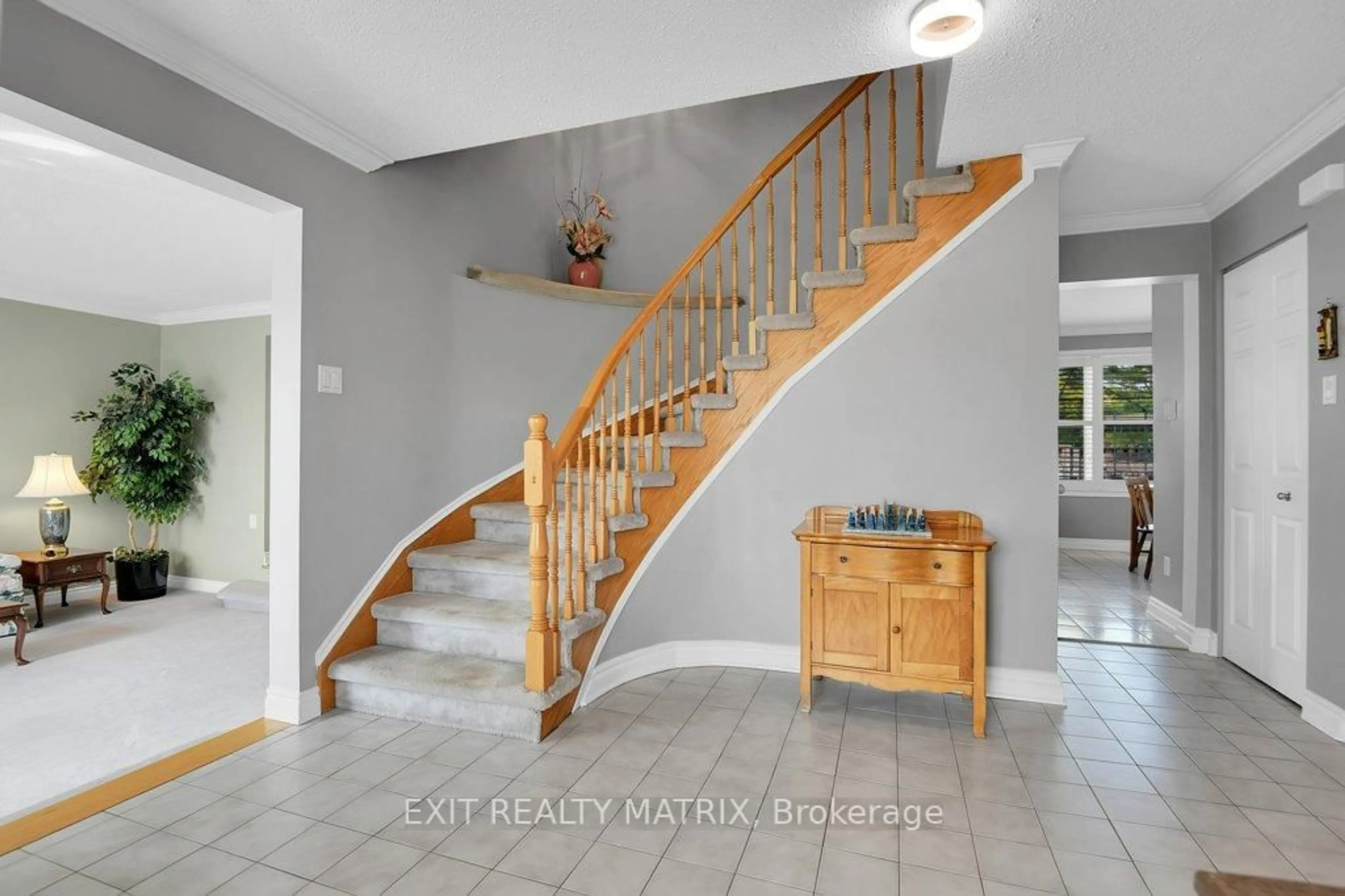 Indoor entryway for 1340 Cuthbert Way, Greely Ontario K4P 1A4