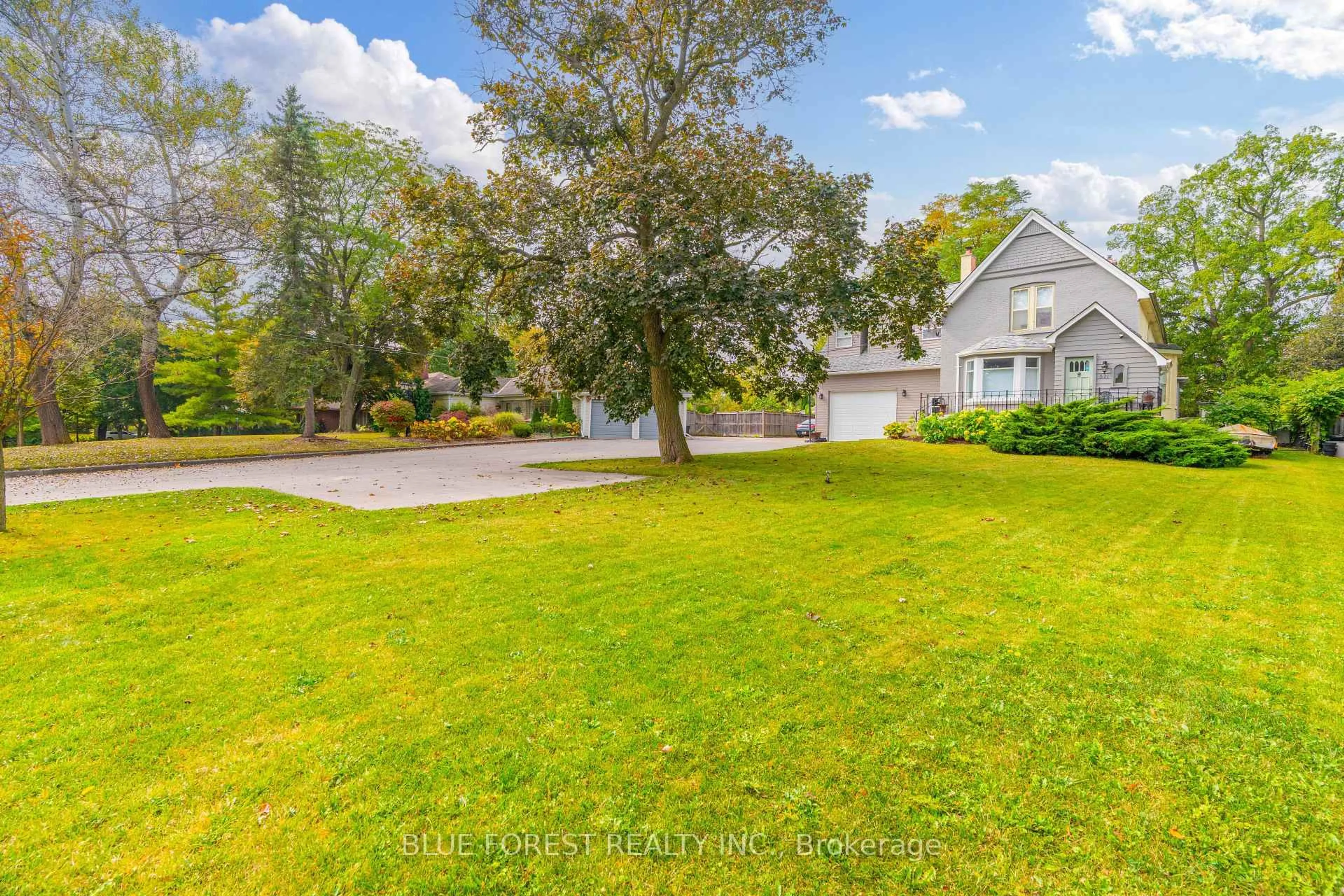 A pic from outside/outdoor area/front of a property/back of a property/a pic from drone, street for 521 Upper Queen St, London South Ontario N6C 3T8