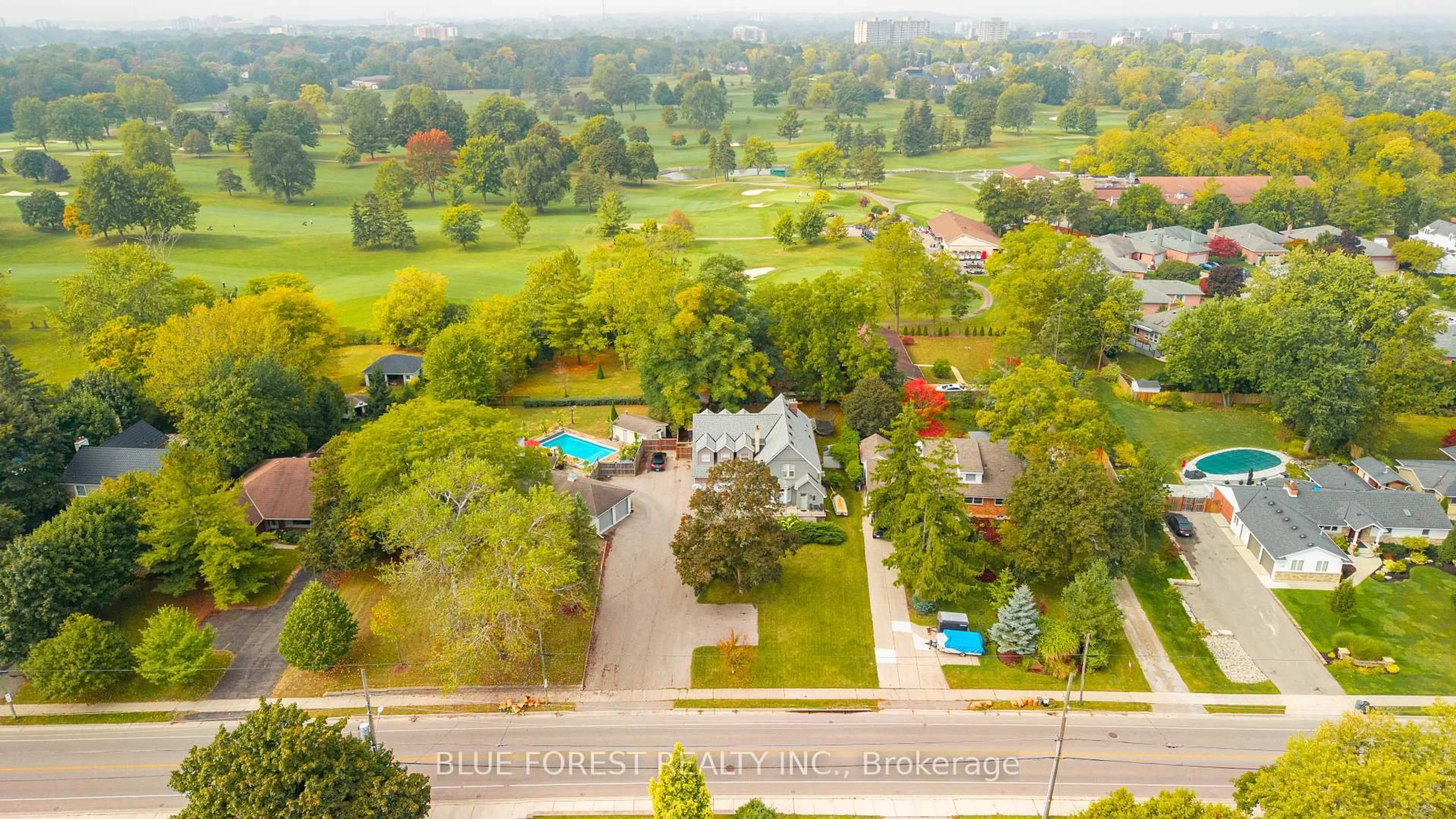 A pic from outside/outdoor area/front of a property/back of a property/a pic from drone, unknown for 521 Upper Queen St, London South Ontario N6C 3T8