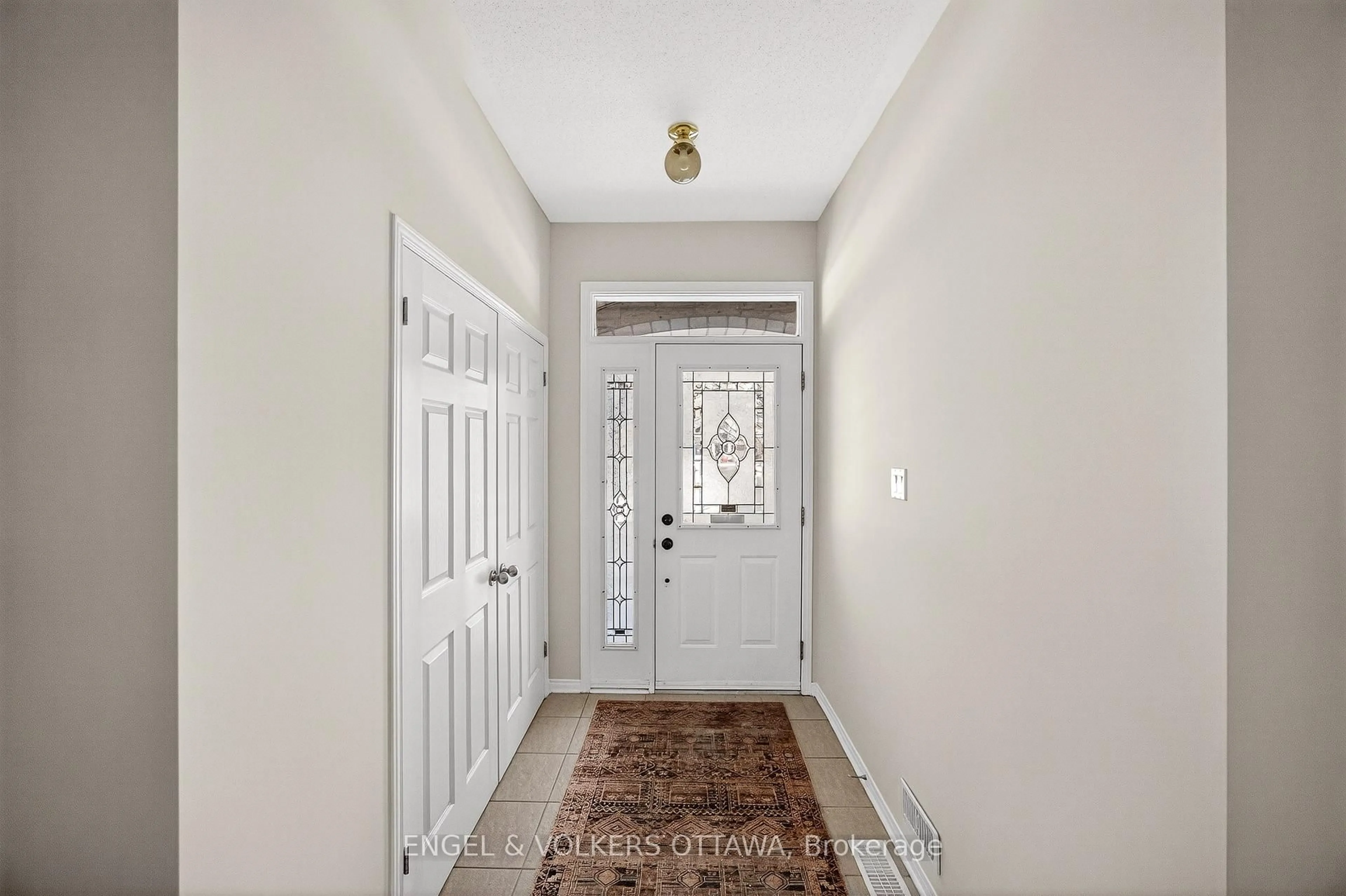 Indoor entryway for 180 Lanark Ave, Ottawa Ontario K1Z 1E5