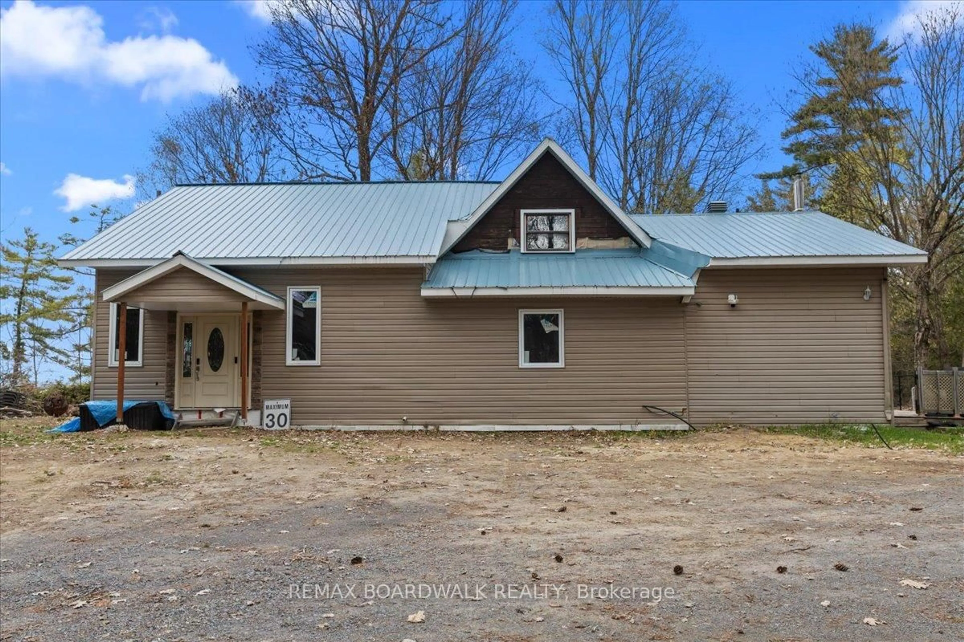 A pic from outside/outdoor area/front of a property/back of a property/a pic from drone, building for 517 Wilson Rd, Clarence-Rockland Ontario K4K 1K7