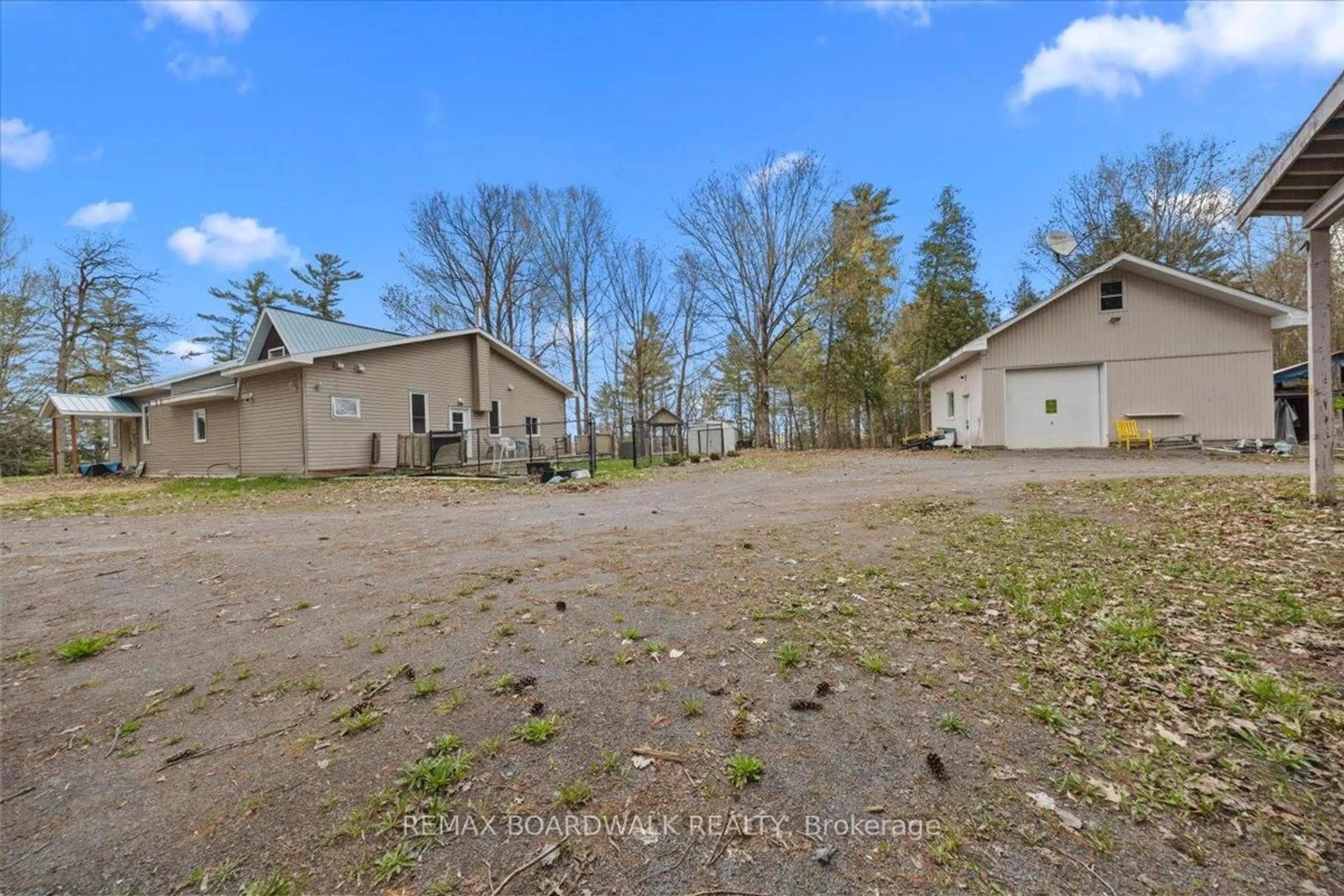 A pic from outside/outdoor area/front of a property/back of a property/a pic from drone, unknown for 517 Wilson Rd, Clarence-Rockland Ontario K4K 1K7