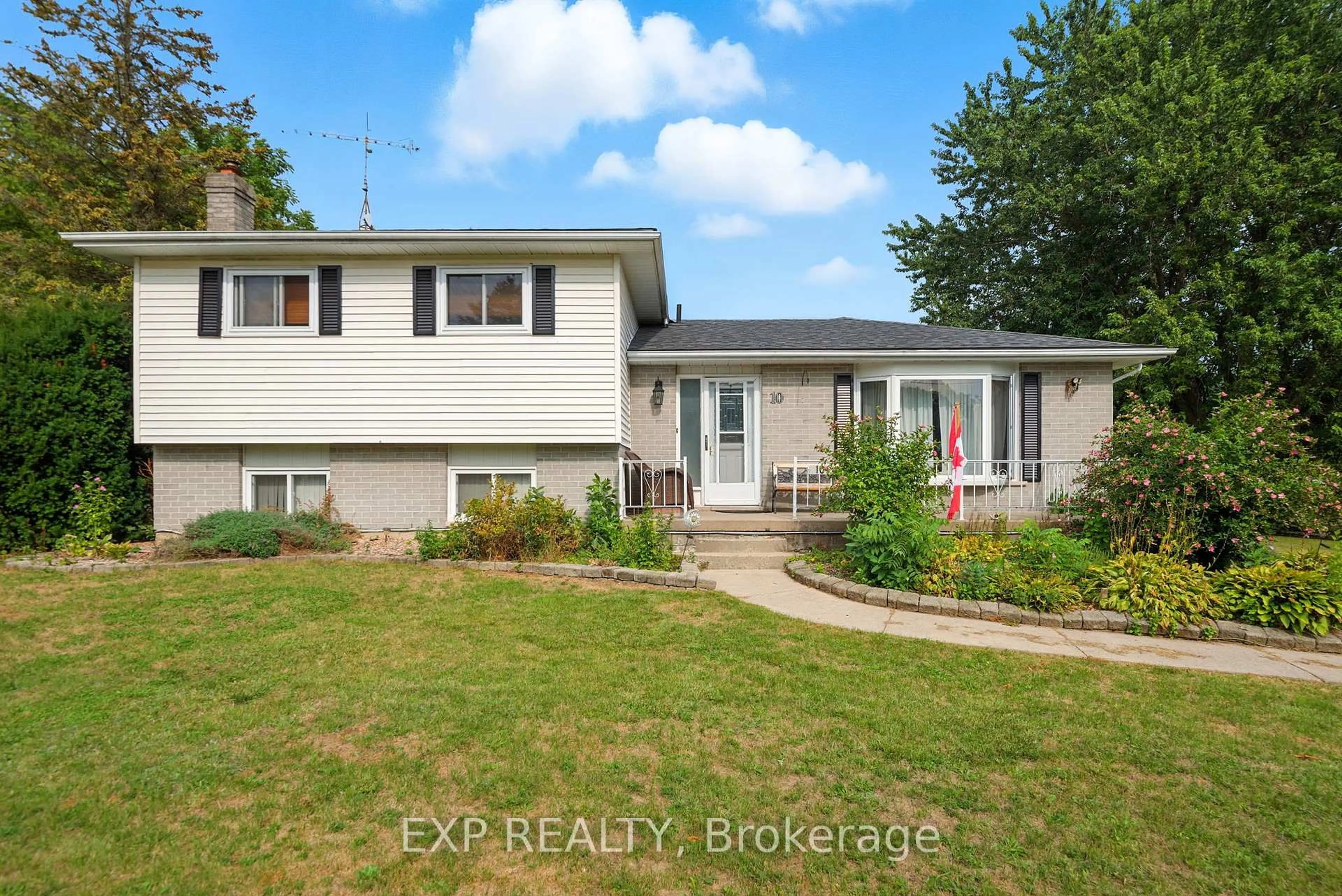 Home with vinyl exterior material, water/lake/river/ocean view for 10 Burgess Cres, Hamilton Township Ontario K9A 4J7
