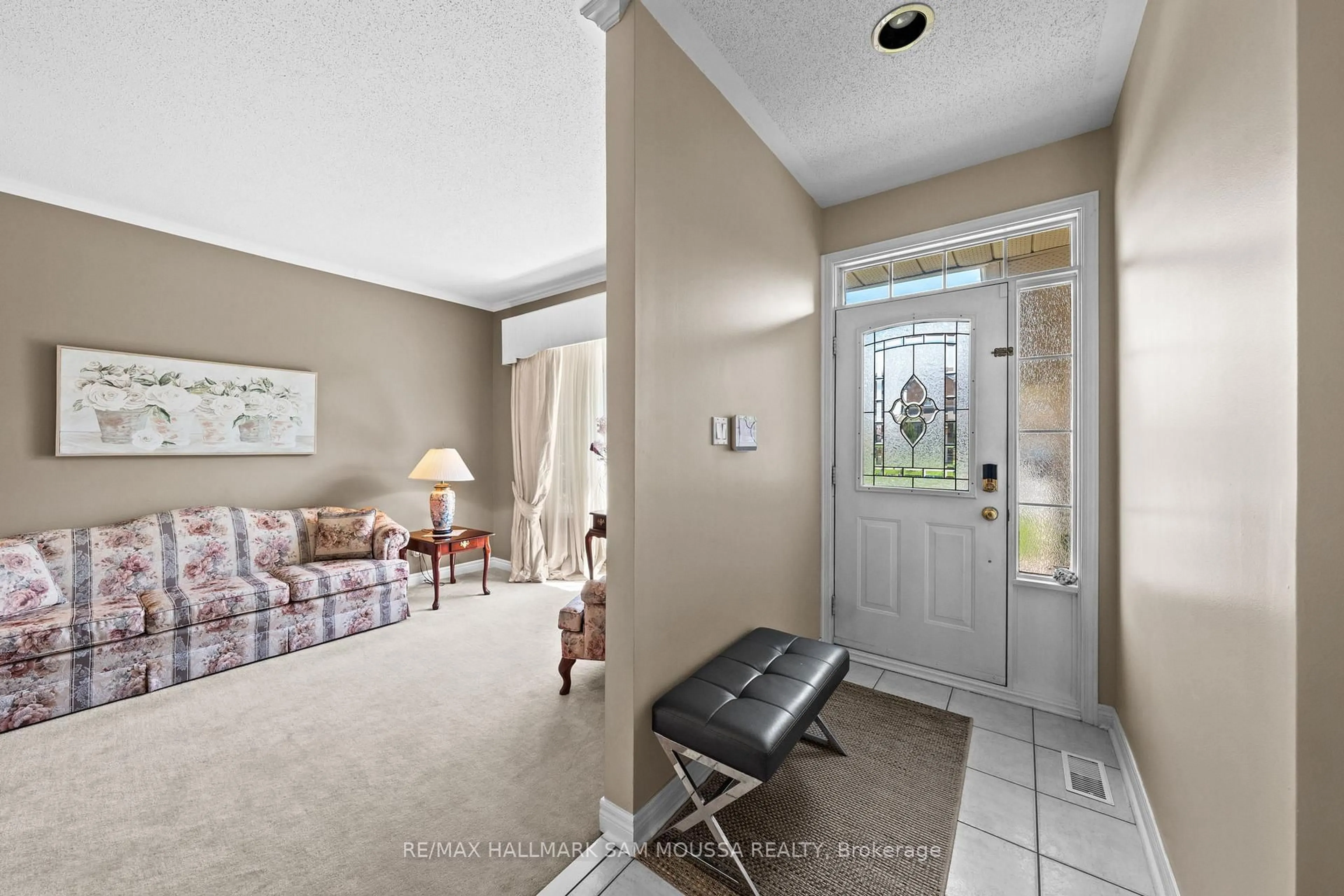 Indoor entryway for 3096 Apple Hill Dr, Ottawa Ontario K1T 3Z2