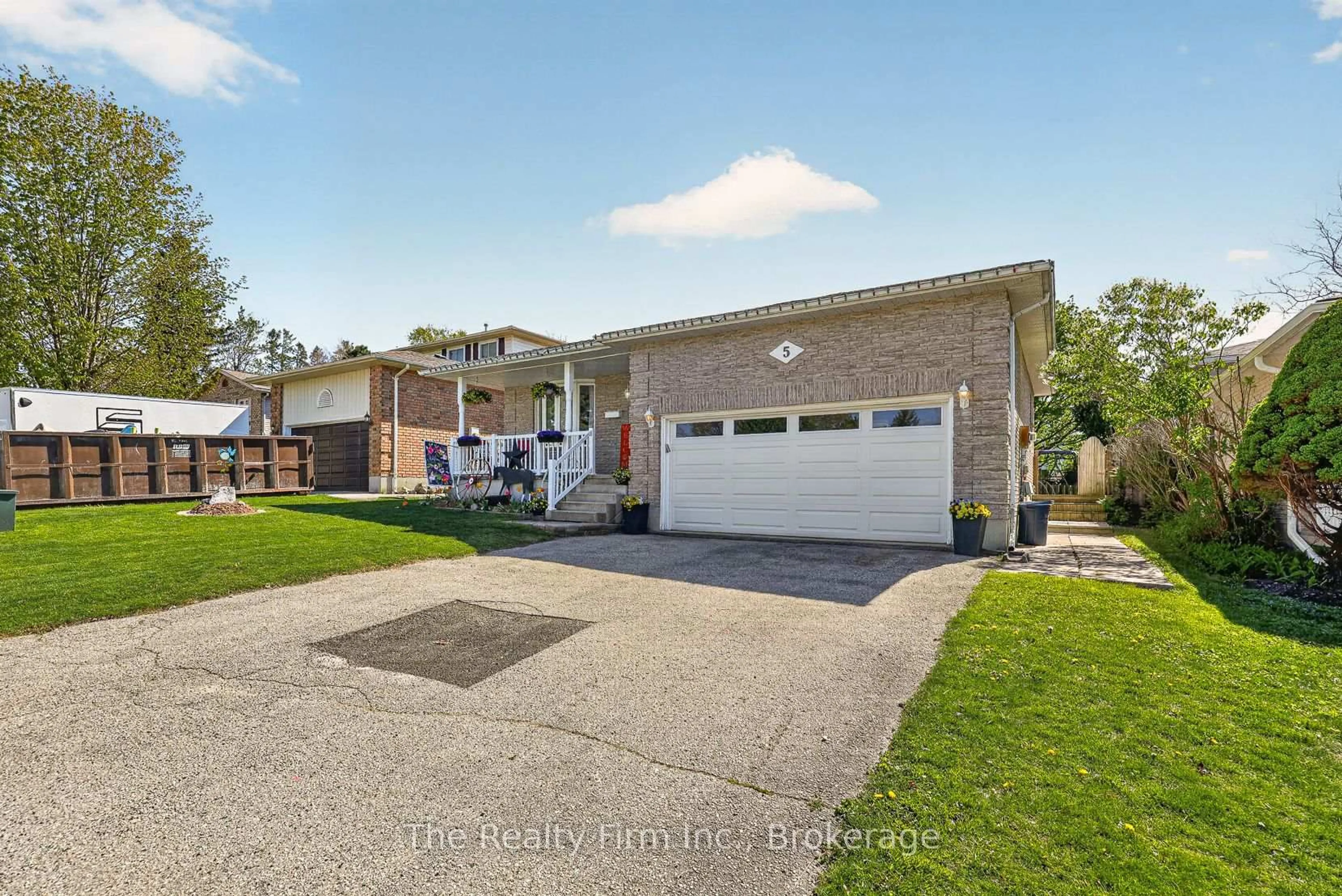 A pic from outside/outdoor area/front of a property/back of a property/a pic from drone, street for 5 Marshall Crt, Ingersoll Ontario N5C 3Z7