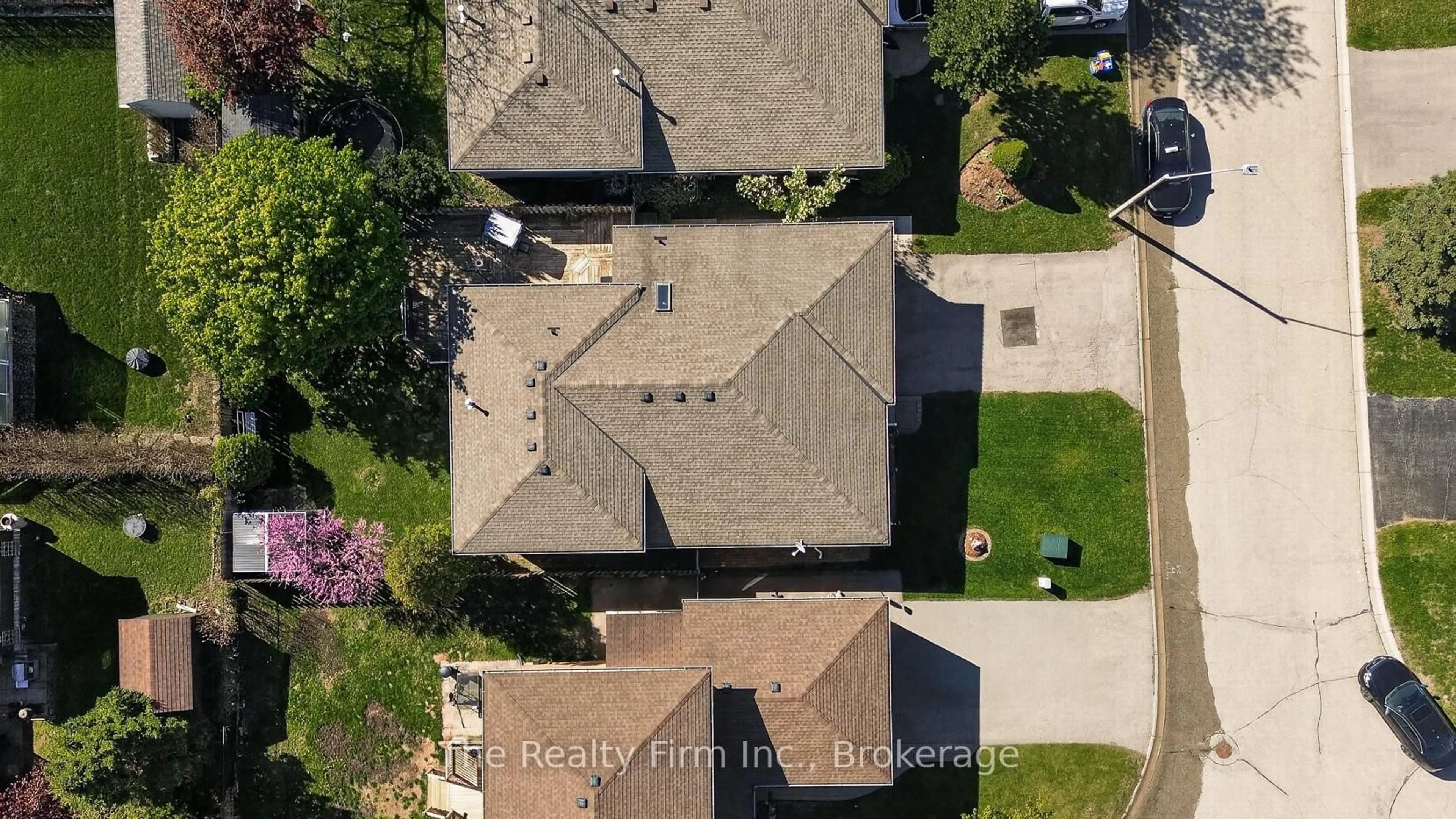 A pic from outside/outdoor area/front of a property/back of a property/a pic from drone, street for 5 Marshall Crt, Ingersoll Ontario N5C 3Z7