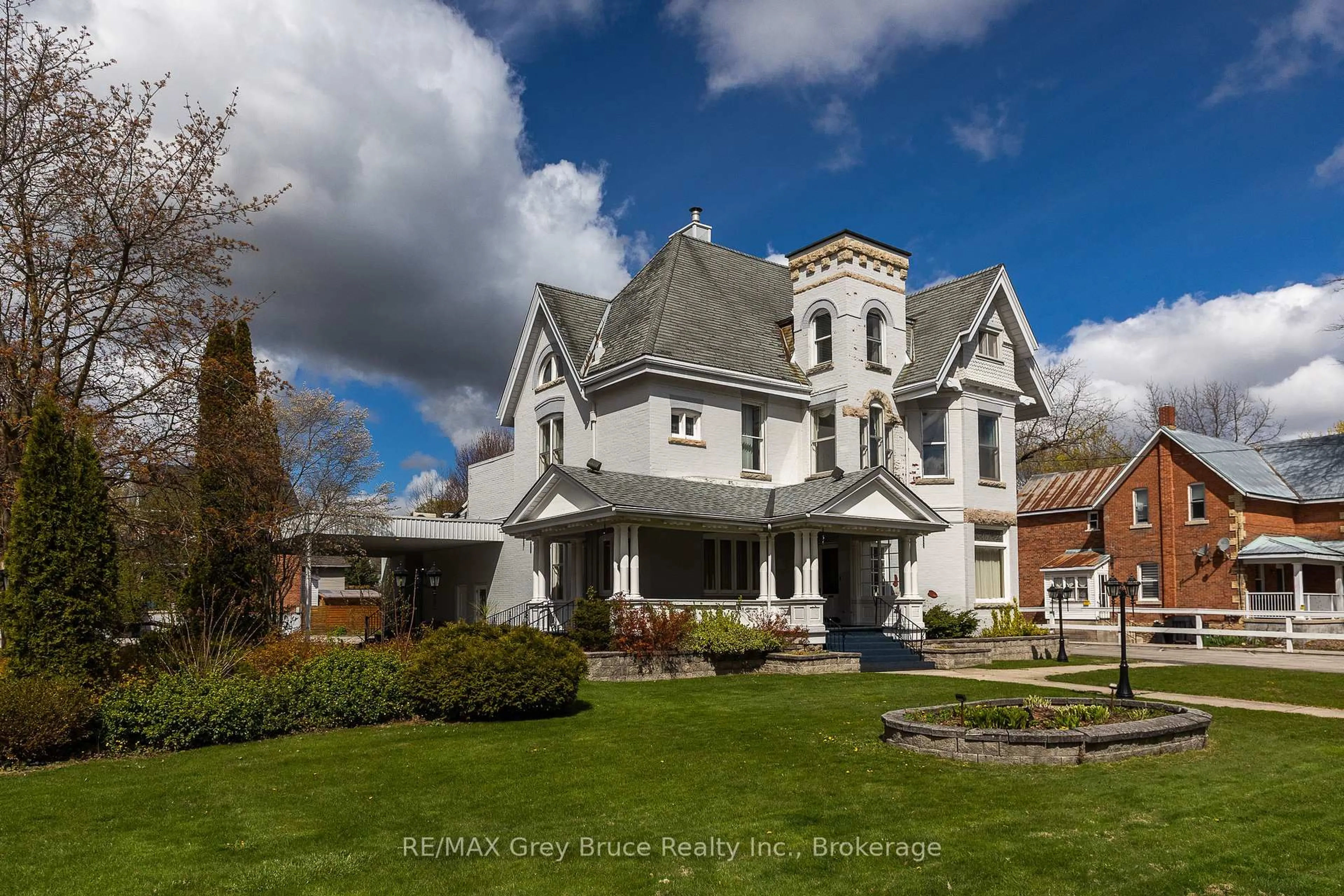 A pic from outside/outdoor area/front of a property/back of a property/a pic from drone, street for 1178 4th Ave, Owen Sound Ontario N4K 4W5