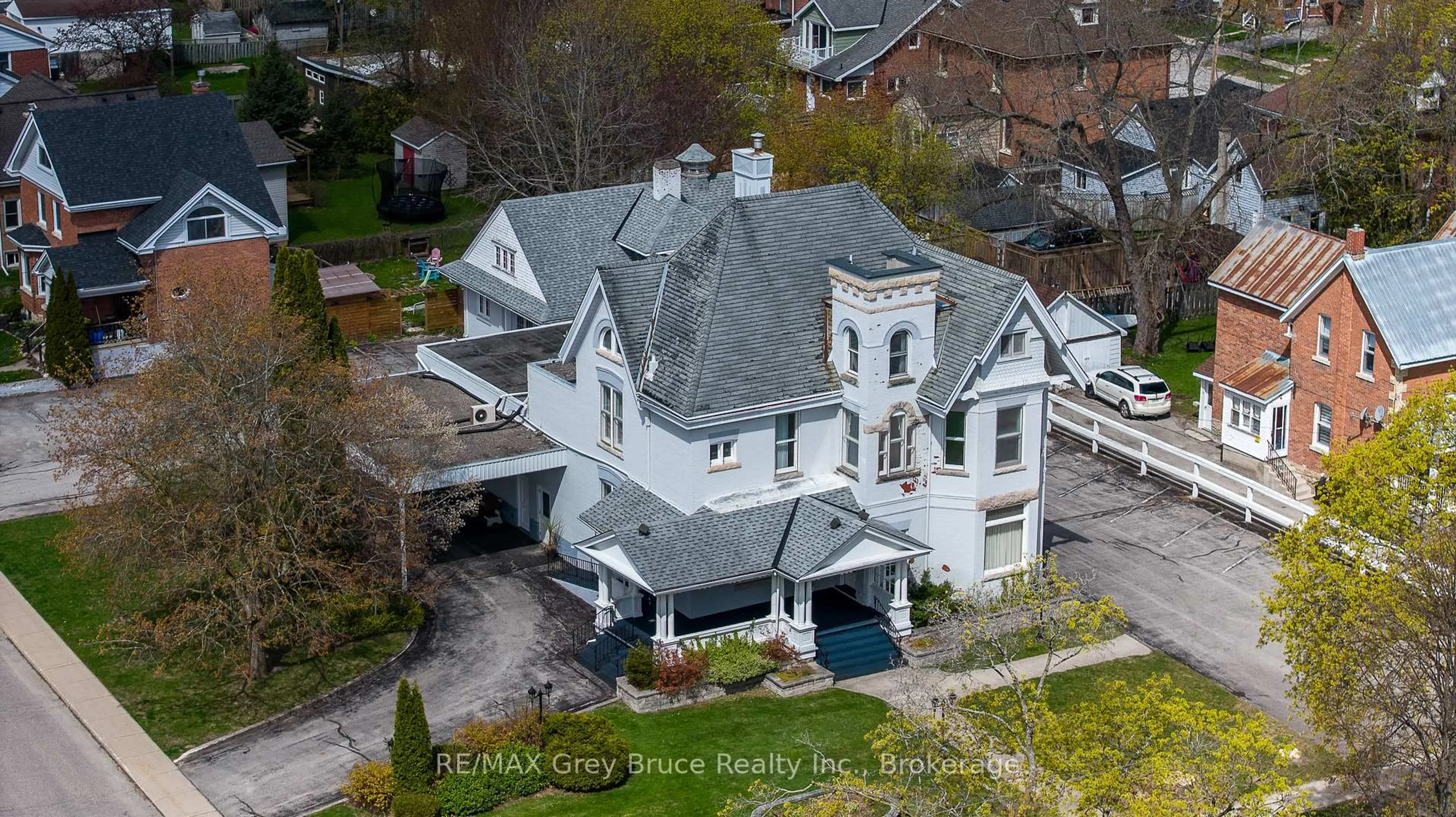 A pic from outside/outdoor area/front of a property/back of a property/a pic from drone, street for 1178 4th Ave, Owen Sound Ontario N4K 4W5